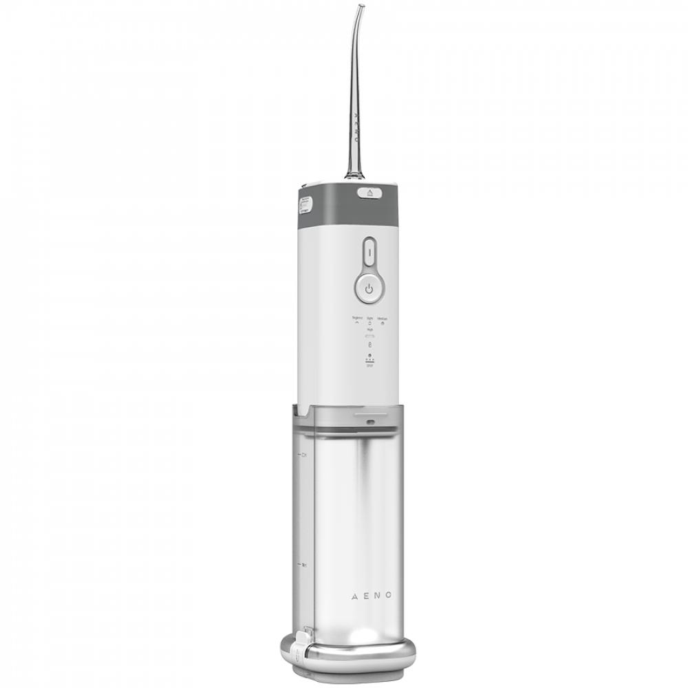 Een wit en grijs waterflosser met een doorzichtige tank en een gepolijste metalen voet.
