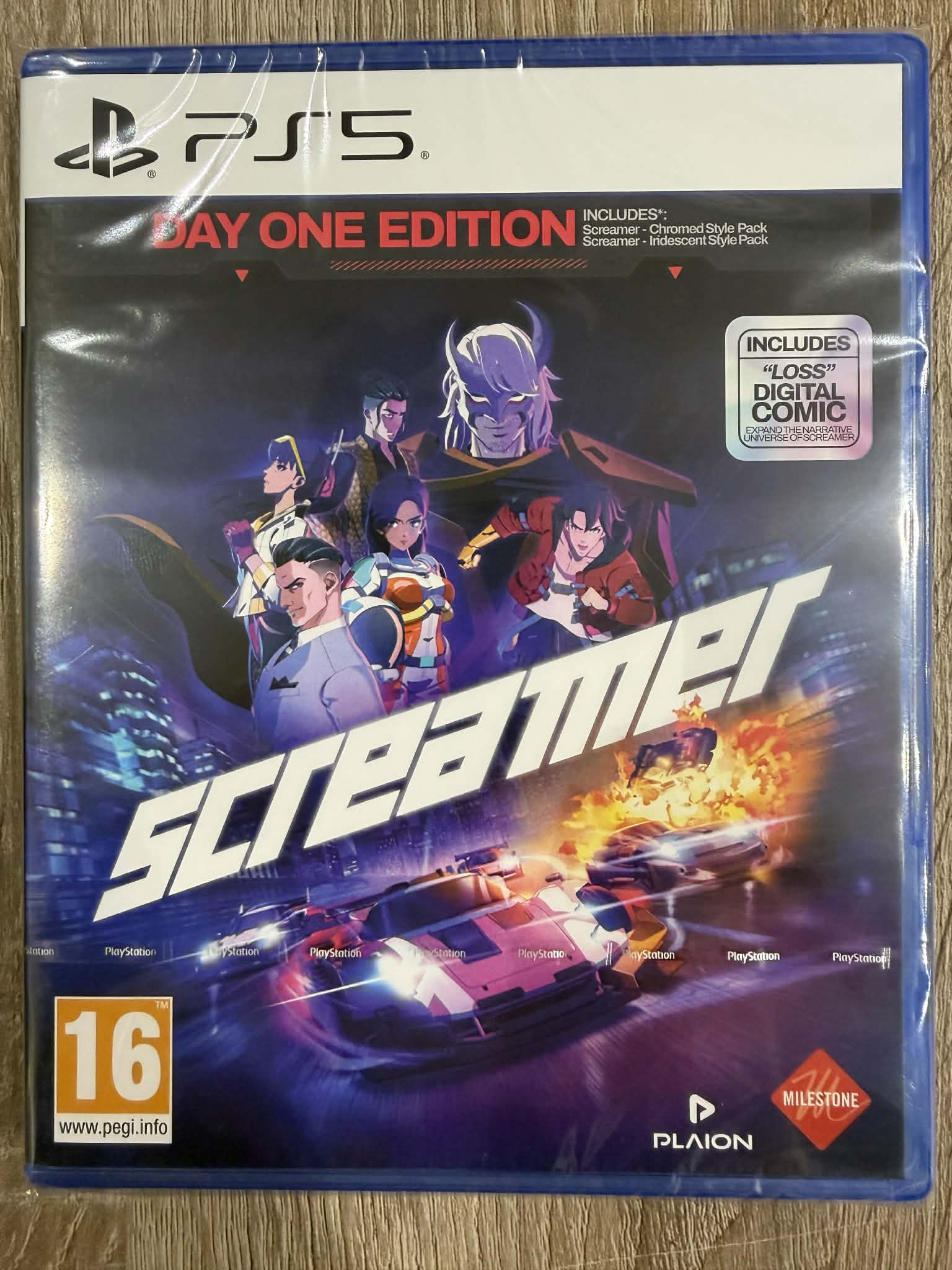 Okładka gry PS5 'Screamer' z postaciami, samochodami, miastem i komiksem.