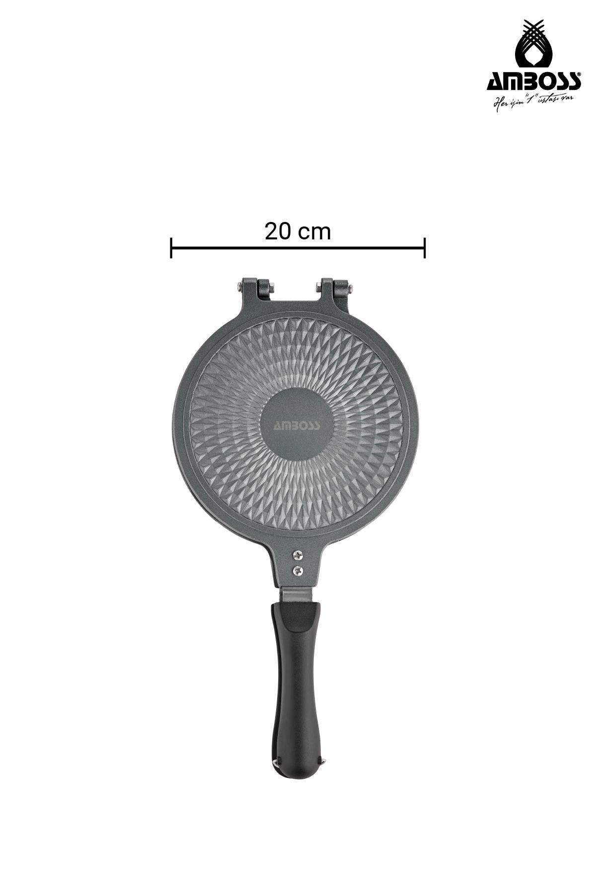 Siyah saplı gri waffle makinesi, 20 cm genişliğinde.