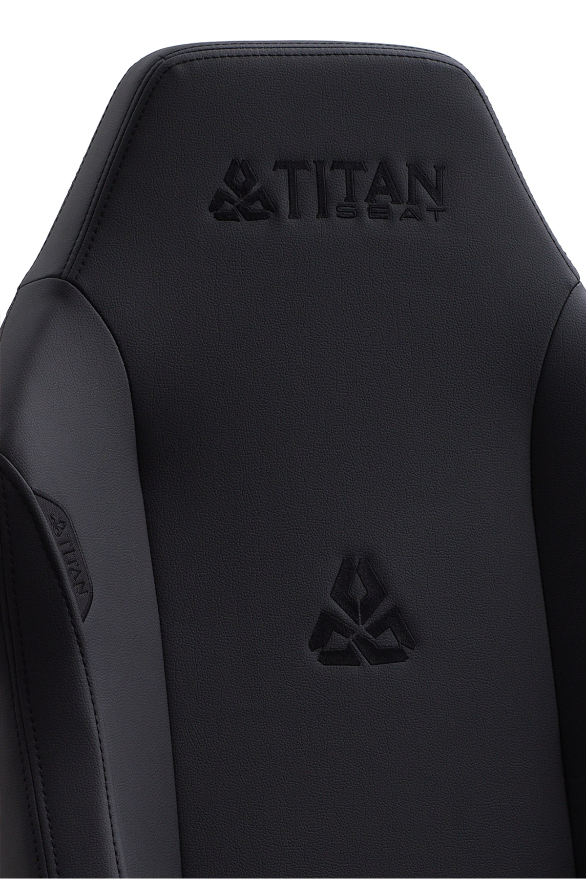 Siyah oyuncu koltuğu, üstte "TITAN SEAT" logosu ve altta logo bulunur.