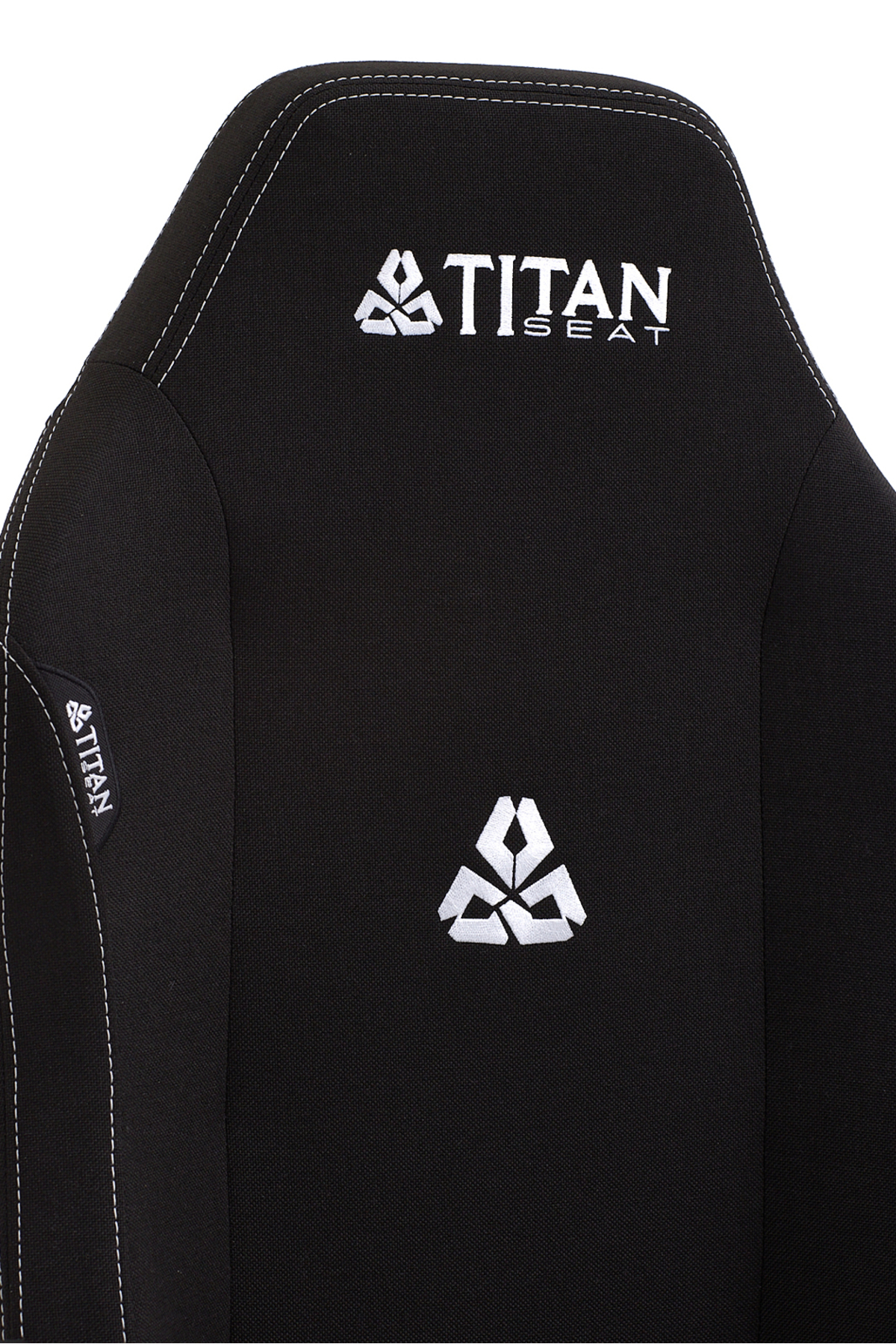 Siyah sandalye, üstte ve altta beyaz "TITAN SEAT" logosu.