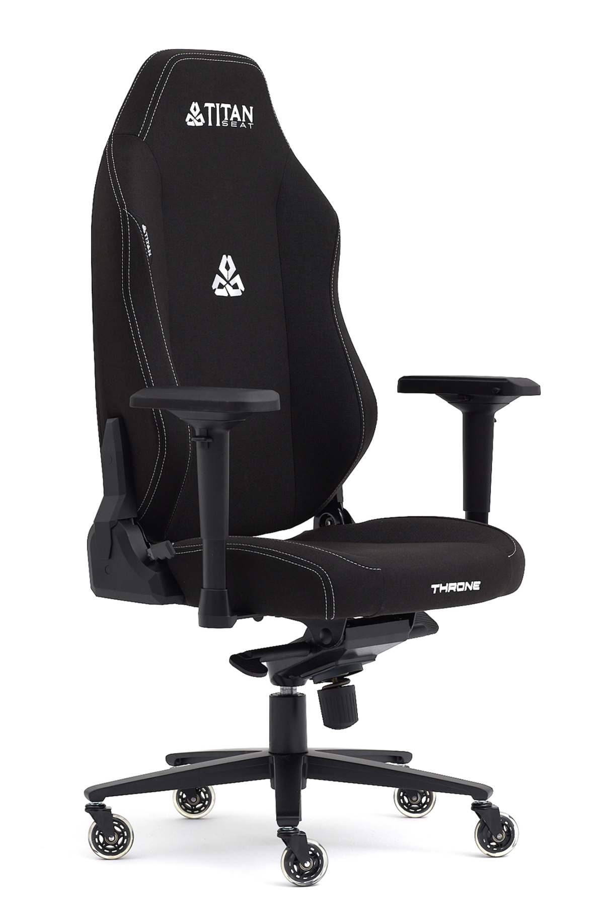 Beyaz dikişli, "TITAN SEAT" logolu ve tekerlekli siyah bir oyuncu koltuğu.