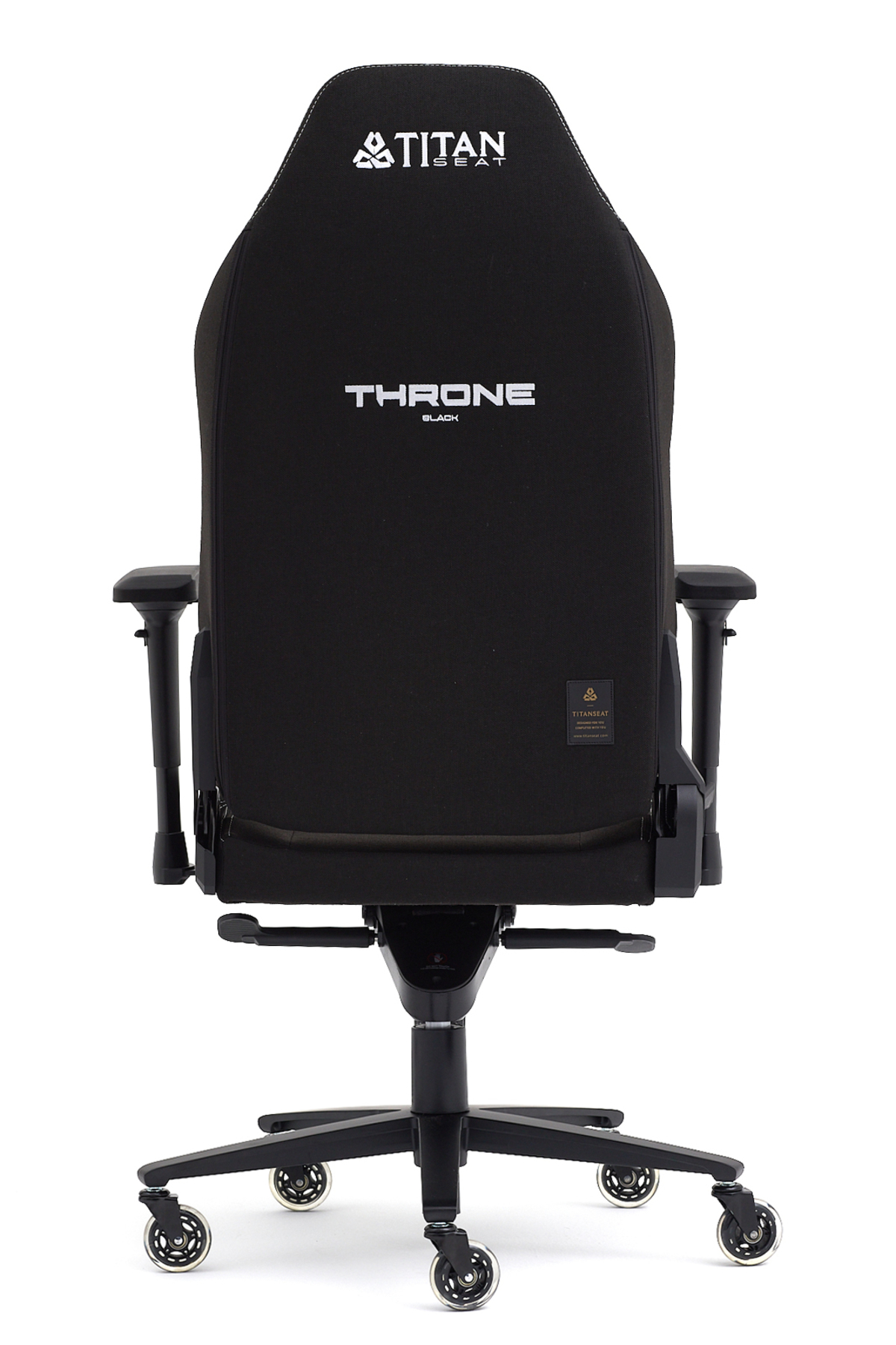 Üstte gümüş Titan logosu ve Throne yazısı bulunan siyah oyuncu koltuğu.
