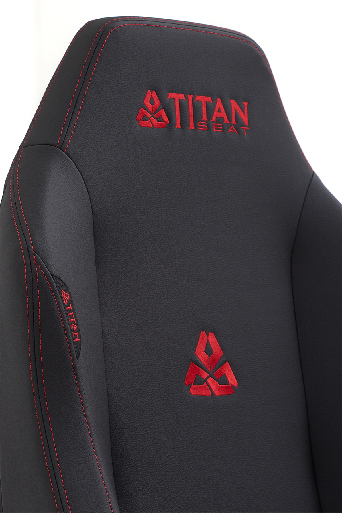 Sırtında kırmızı dikişler ve kırmızı Titan logosu bulunan siyah oyuncu koltuğu.