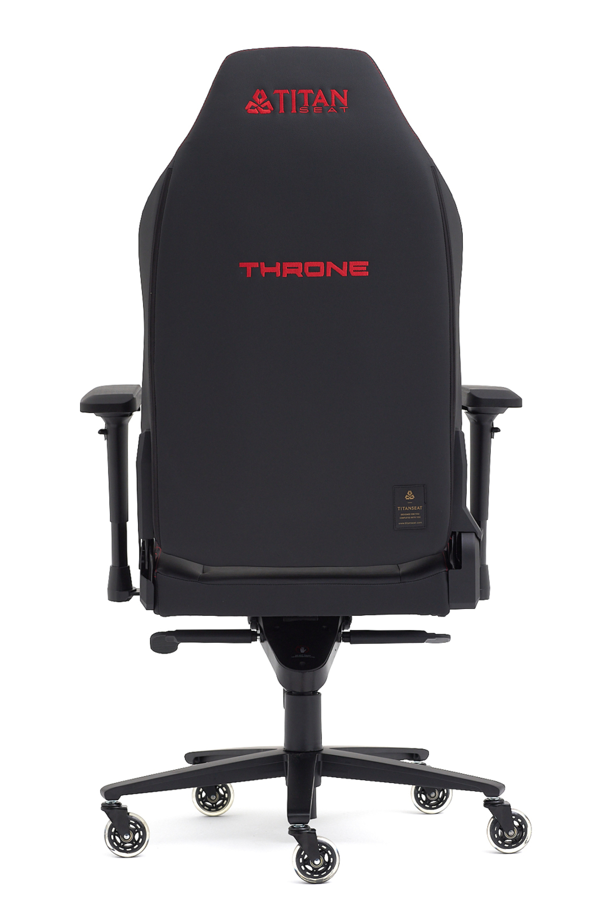 Kırmızı "TITAN SEAT" ve "THRONE" logolu siyah oyuncu koltuğu, beyaz arka plan.