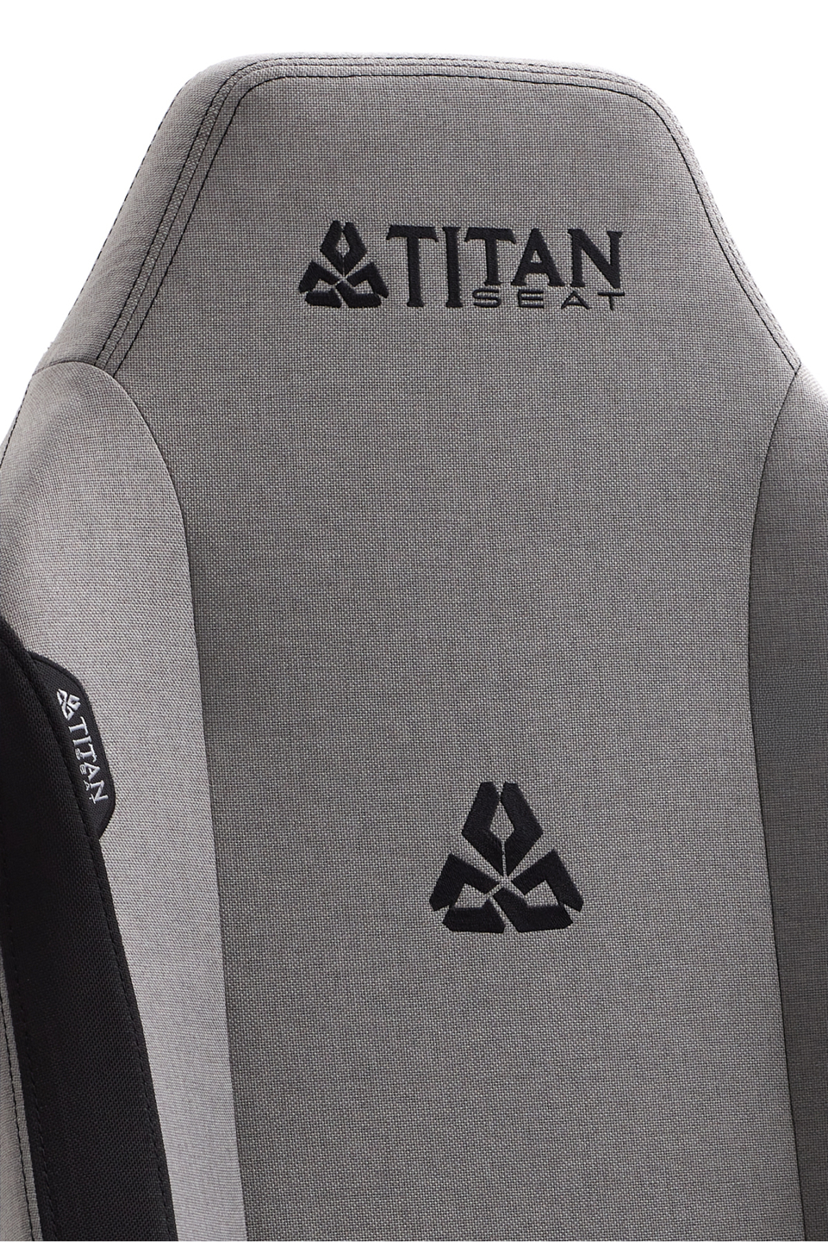 Siyah Titan logosu ve sembolü olan gri sandalyenin yakın çekimi.