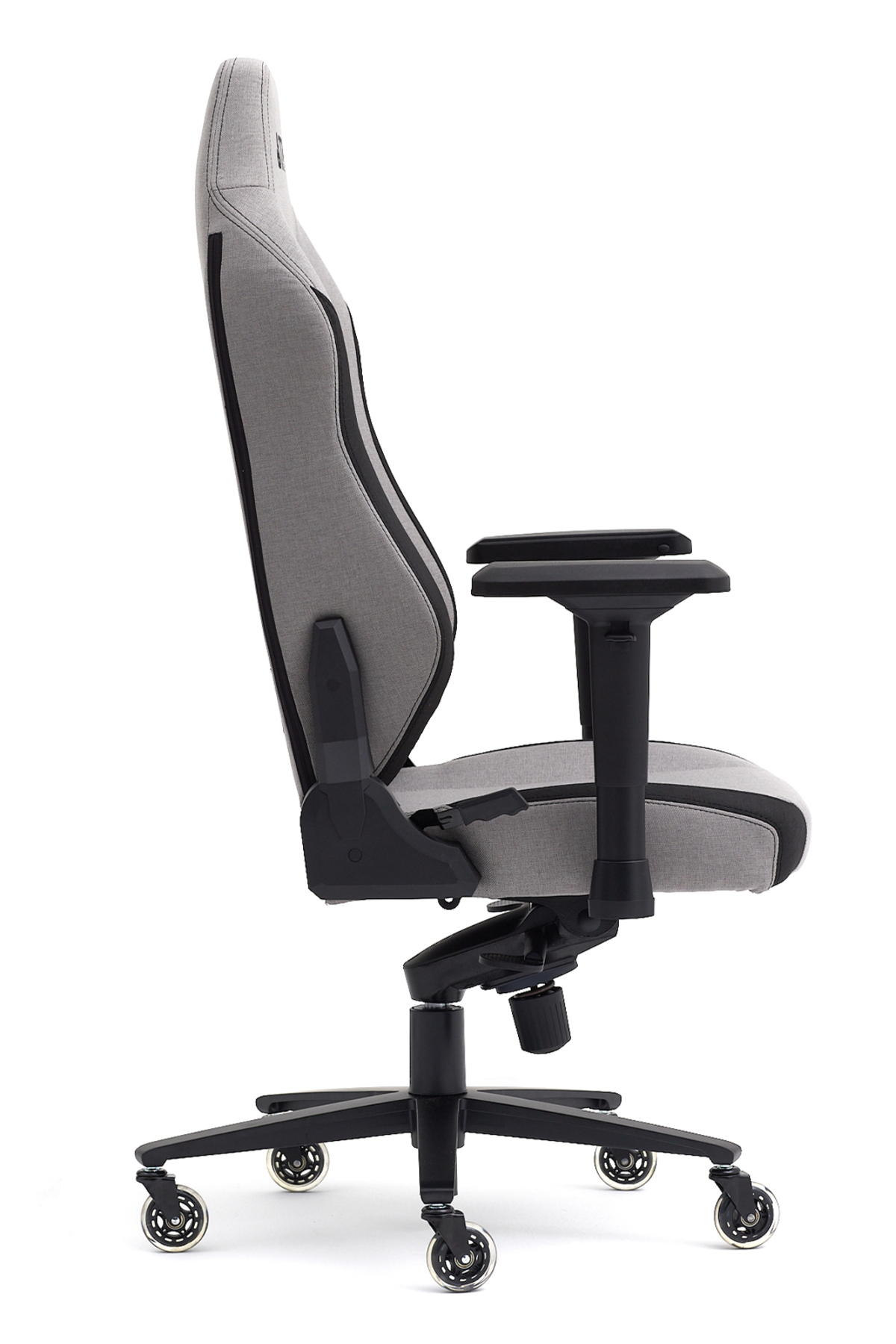 Siyah aksanlı, kolçaklı ve tekerlekli gri ofis koltuğu.