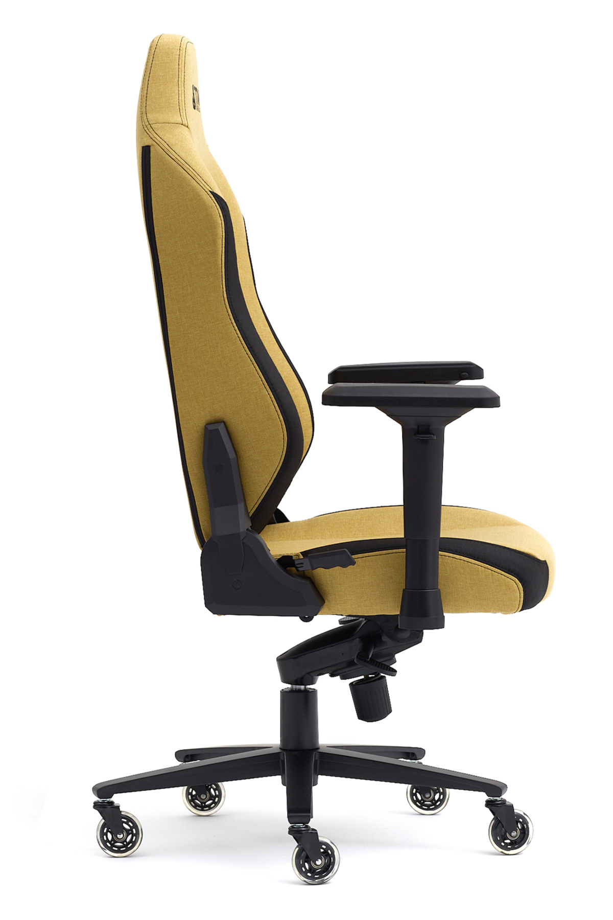 Ayarlanabilir kolçaklı ve beş tekerlekli tabanlı sarı ve siyah ergonomik sandalye.