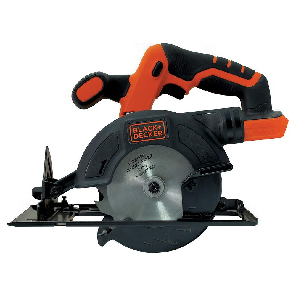 Czarno-pomarańczowa piła tarczowa Black+Decker z metalową tarczą.