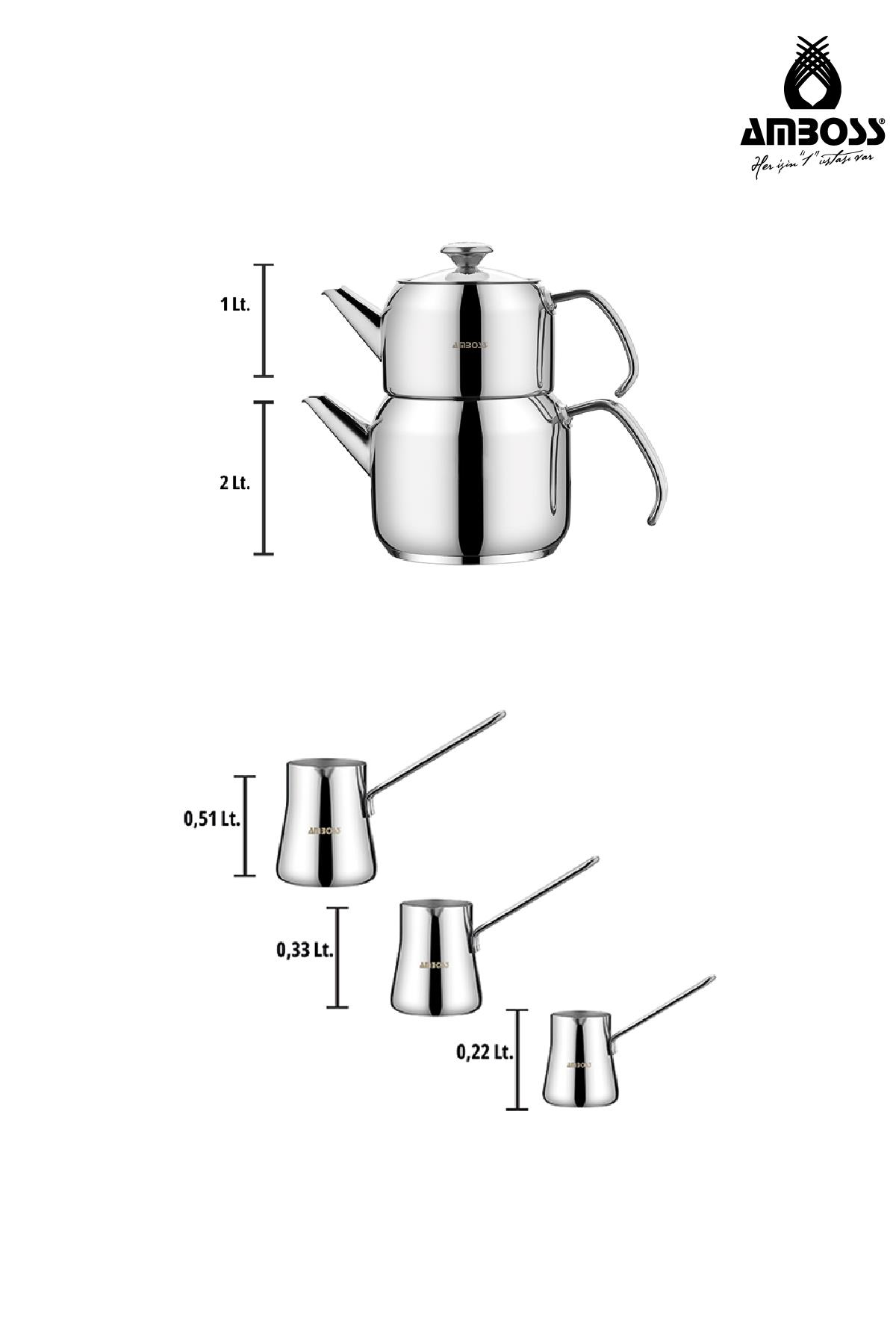 Üst üste dizilmiş parlak metal çaydanlıklar ve altında üç küçük demlik.