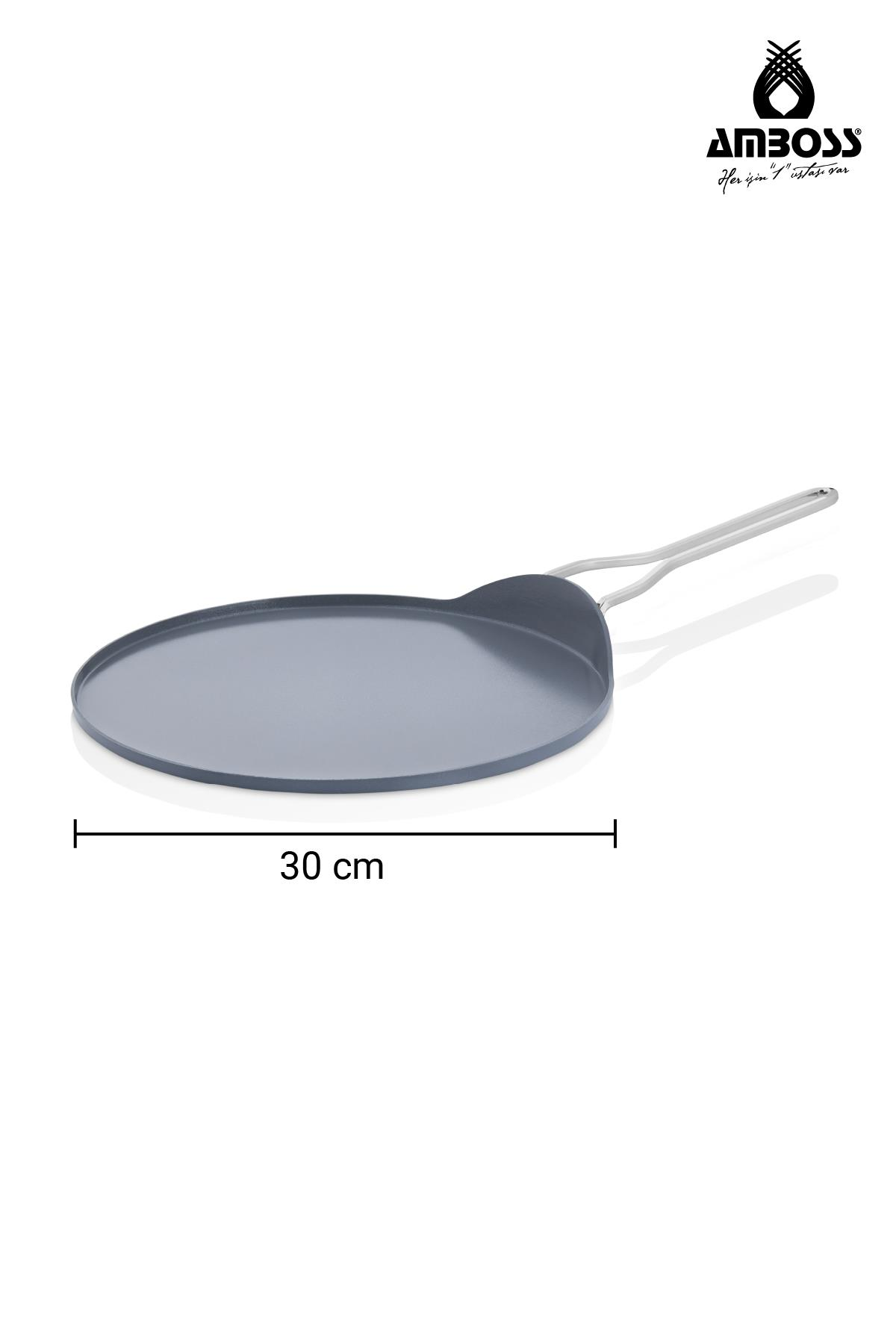 Gümüş saplı gri 30 cm krep tavası. Sağ üstte logo bulunur.