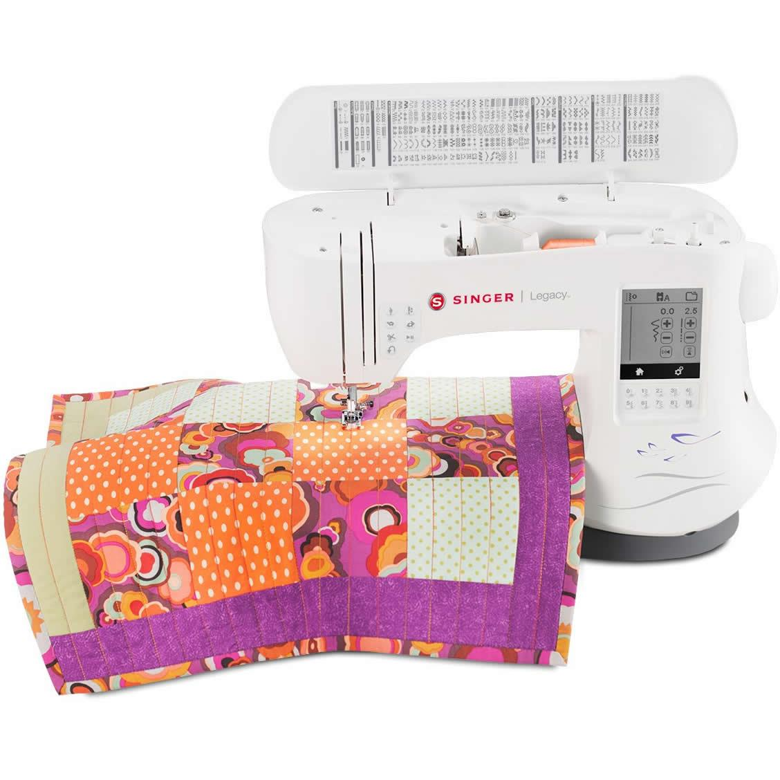 Altında renkli patchwork kumaşı olan beyaz bir dikiş makinesi.