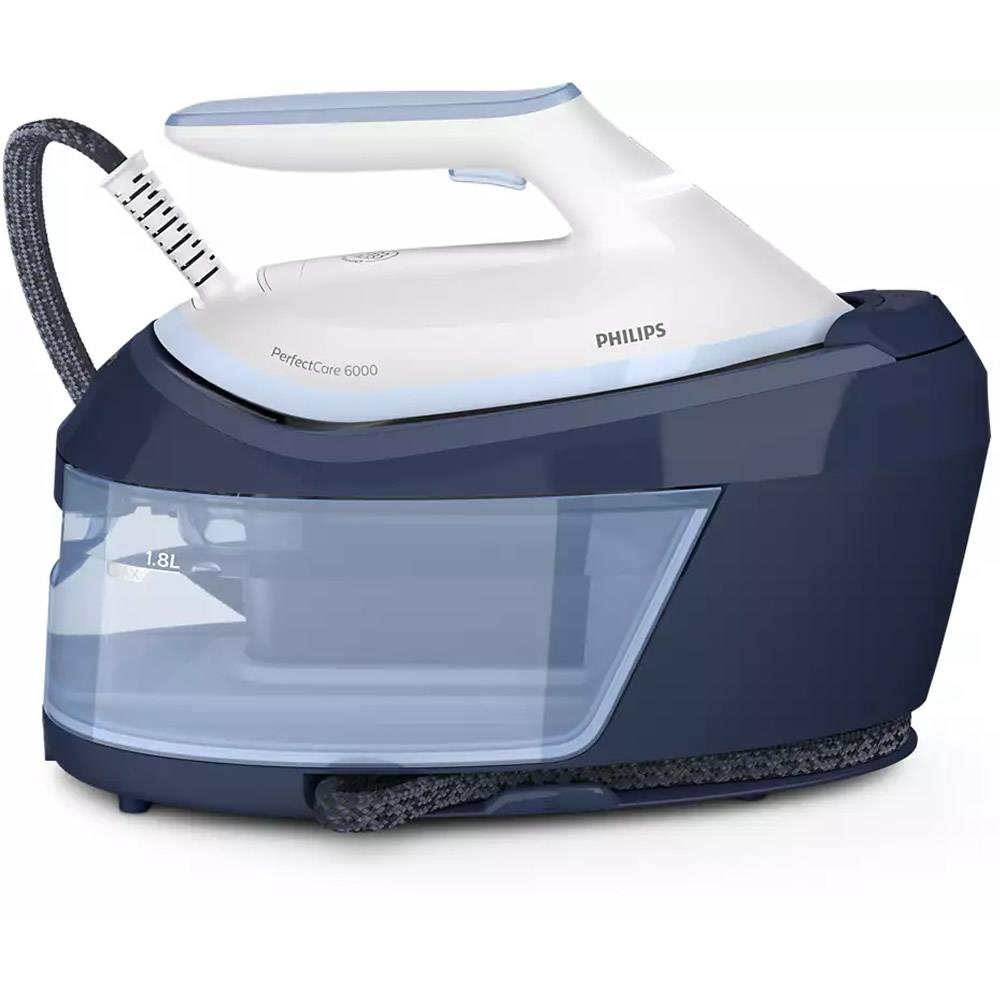 Mavi su haznesine sahip beyaz Philips buharlı ütü beyaz zeminde duruyor.