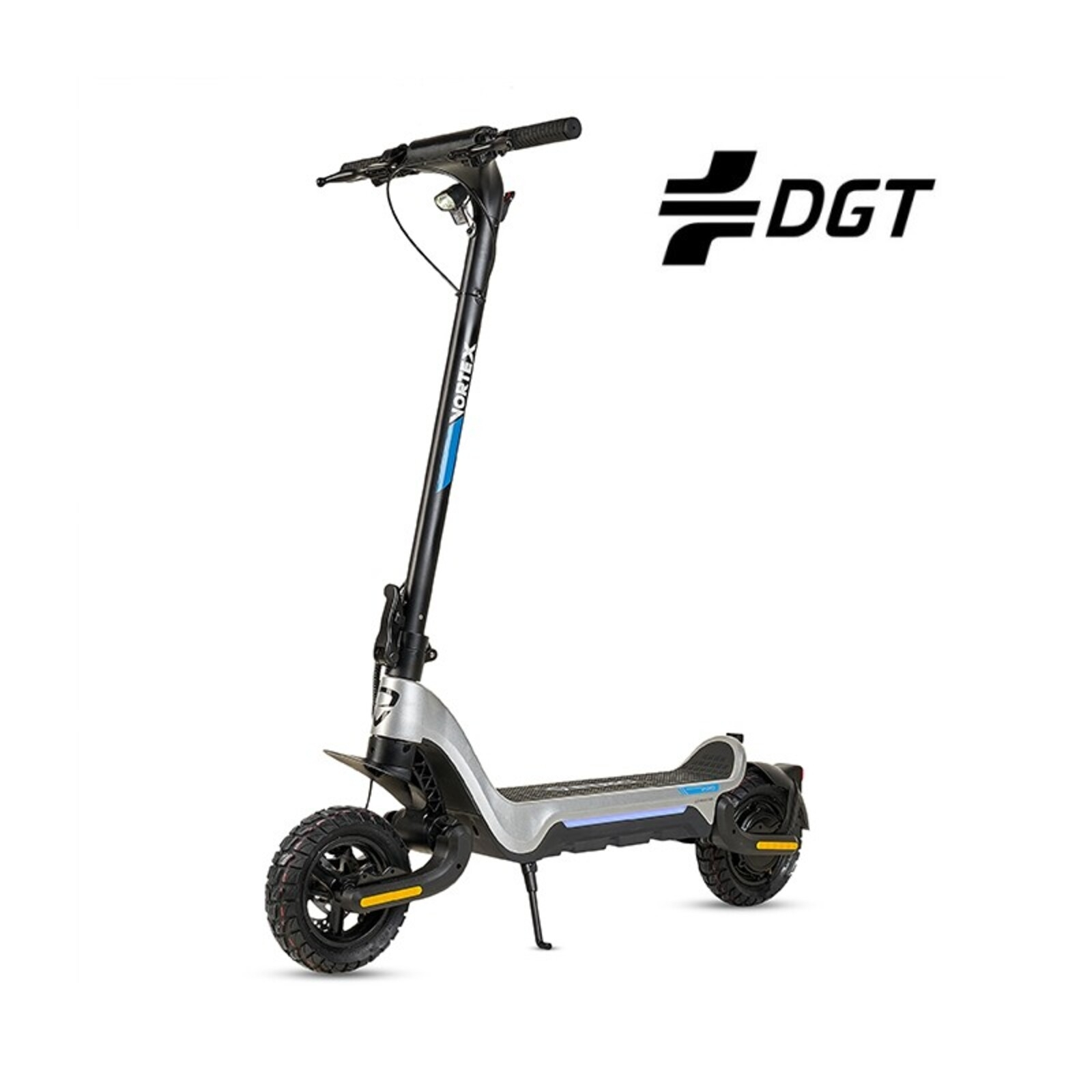 Un patinete eléctrico plateado y negro con ruedas grandes y el logo de DGT.