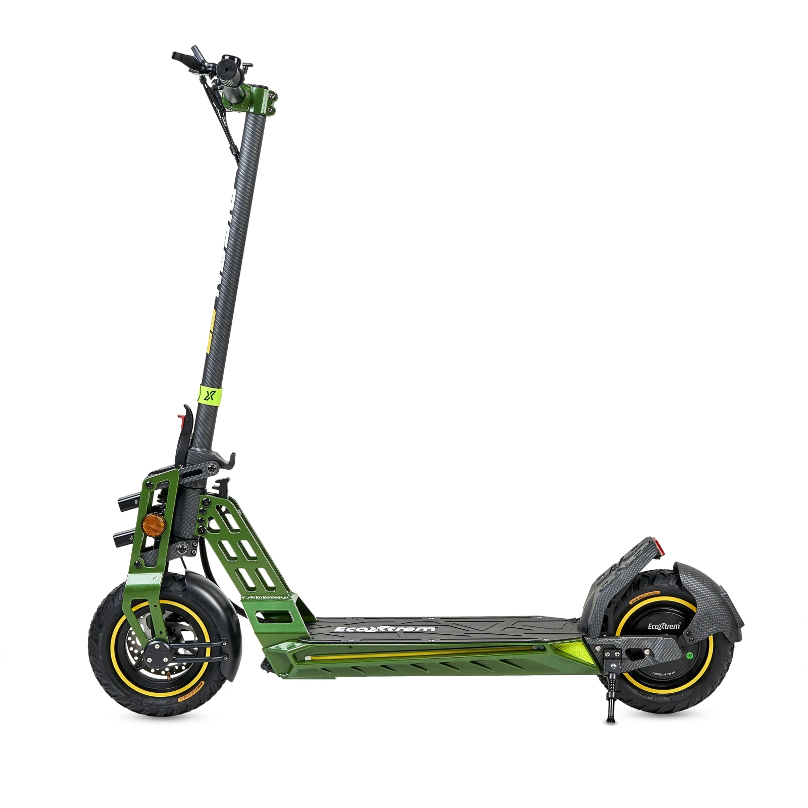 Patinete eléctrico verde con detalles de carbono, ruedas con rayas amarillas, sobre fondo blanco.