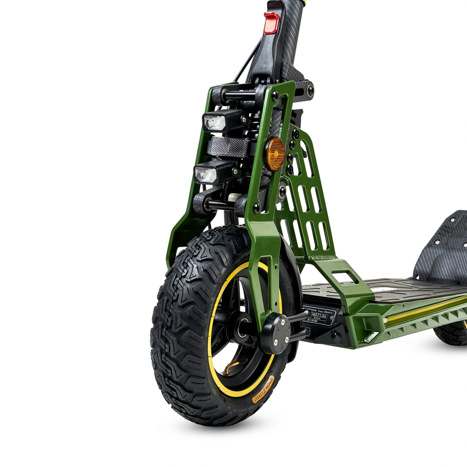 Patinete eléctrico verde con neumático rugoso y llanta amarilla, sobre fondo blanco.