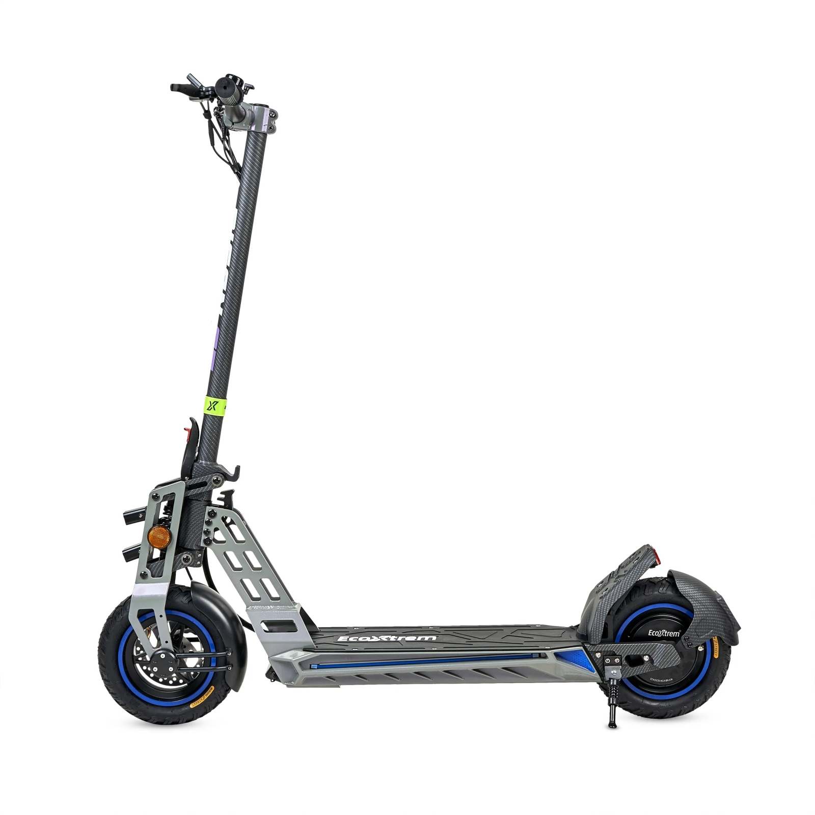 Un patinete eléctrico gris con acabado de carbono y detalles azules sobre fondo blanco.