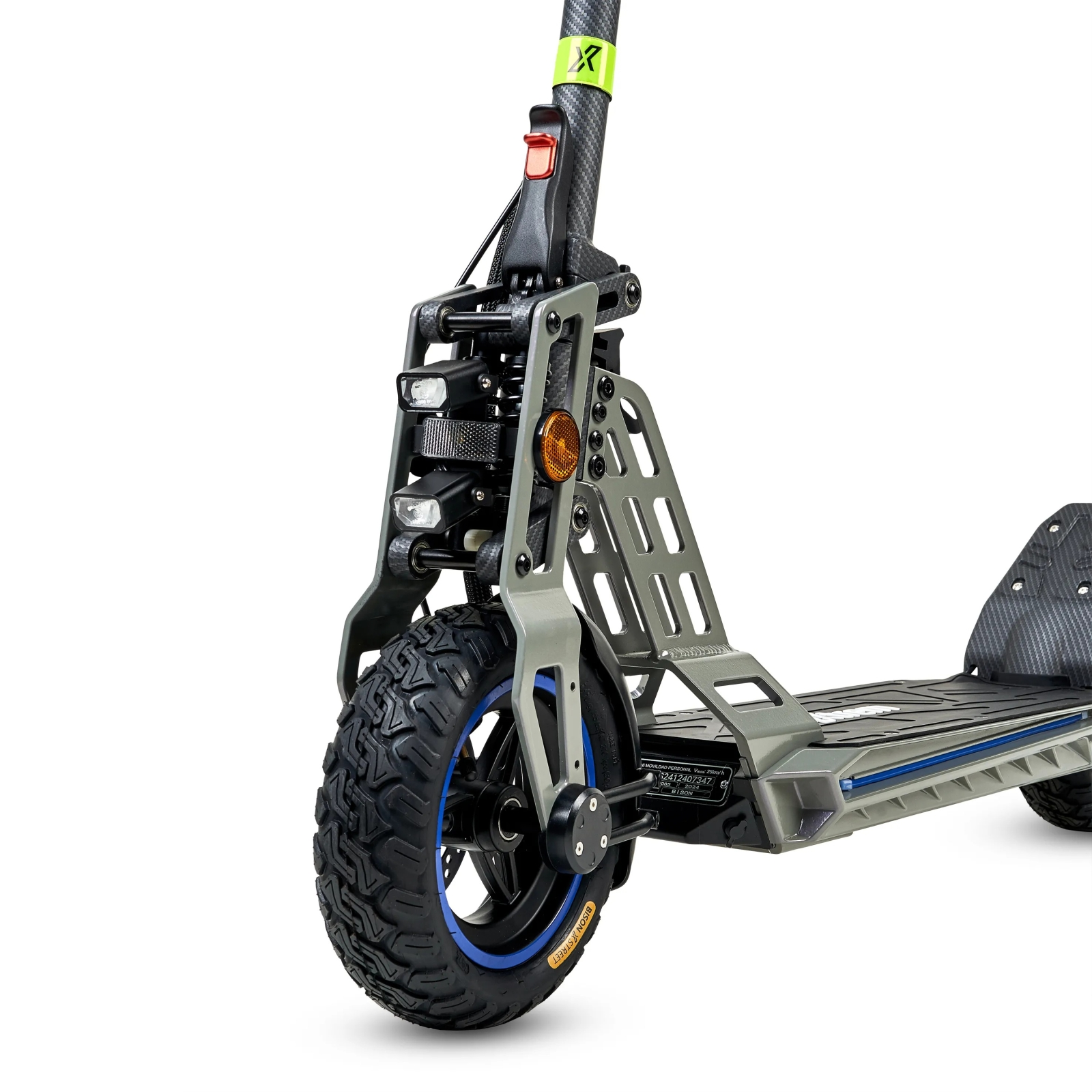 Patinete eléctrico gris con neumático de tacos, suspensión y doble faro.