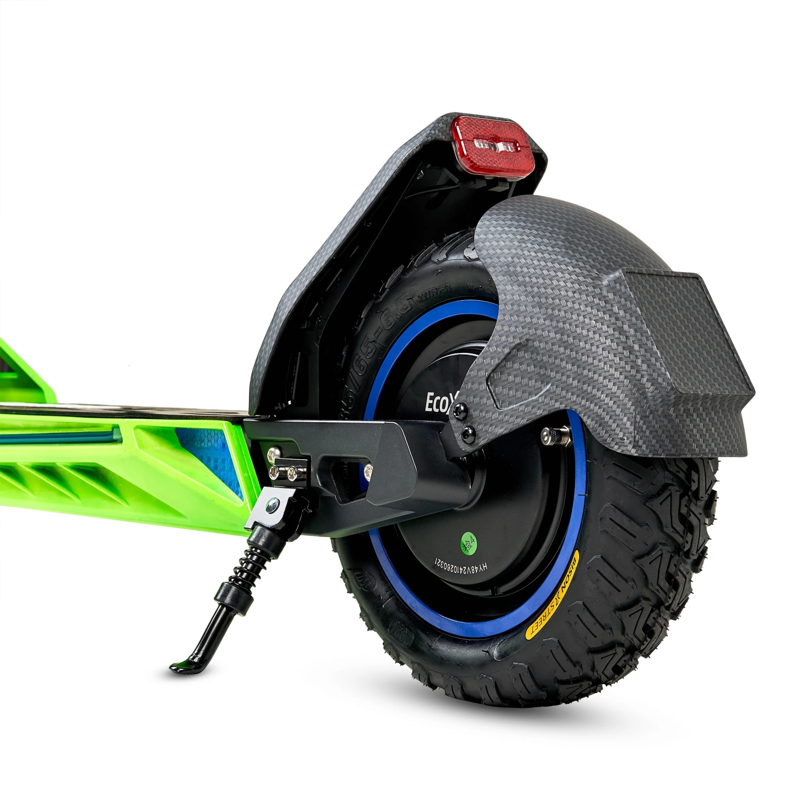 Patinete verde con guardabarros negro, luz trasera roja y neumático rugoso.