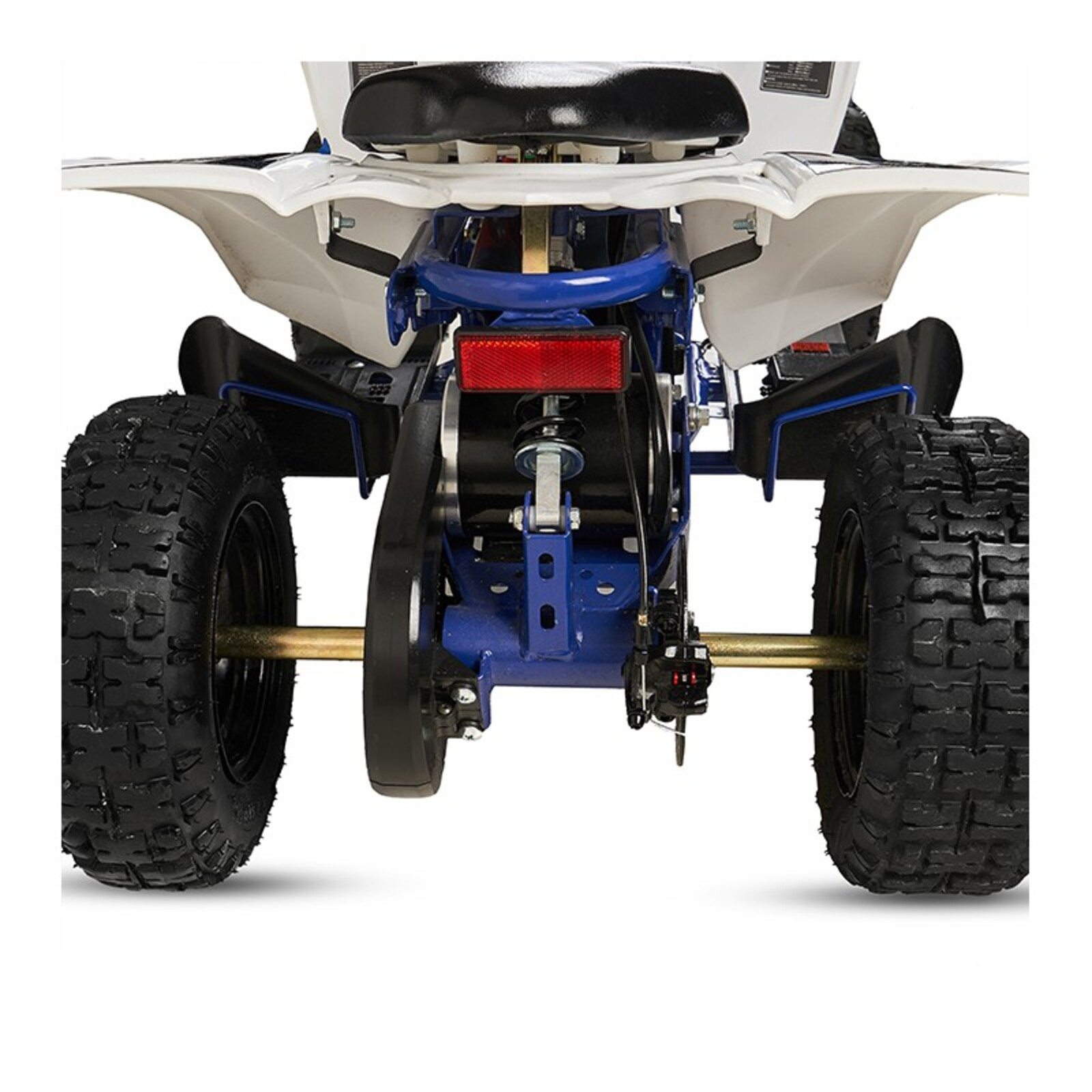 Vista trasera de un ATV azul y blanco con neumáticos grandes, asiento negro y luz trasera roja.