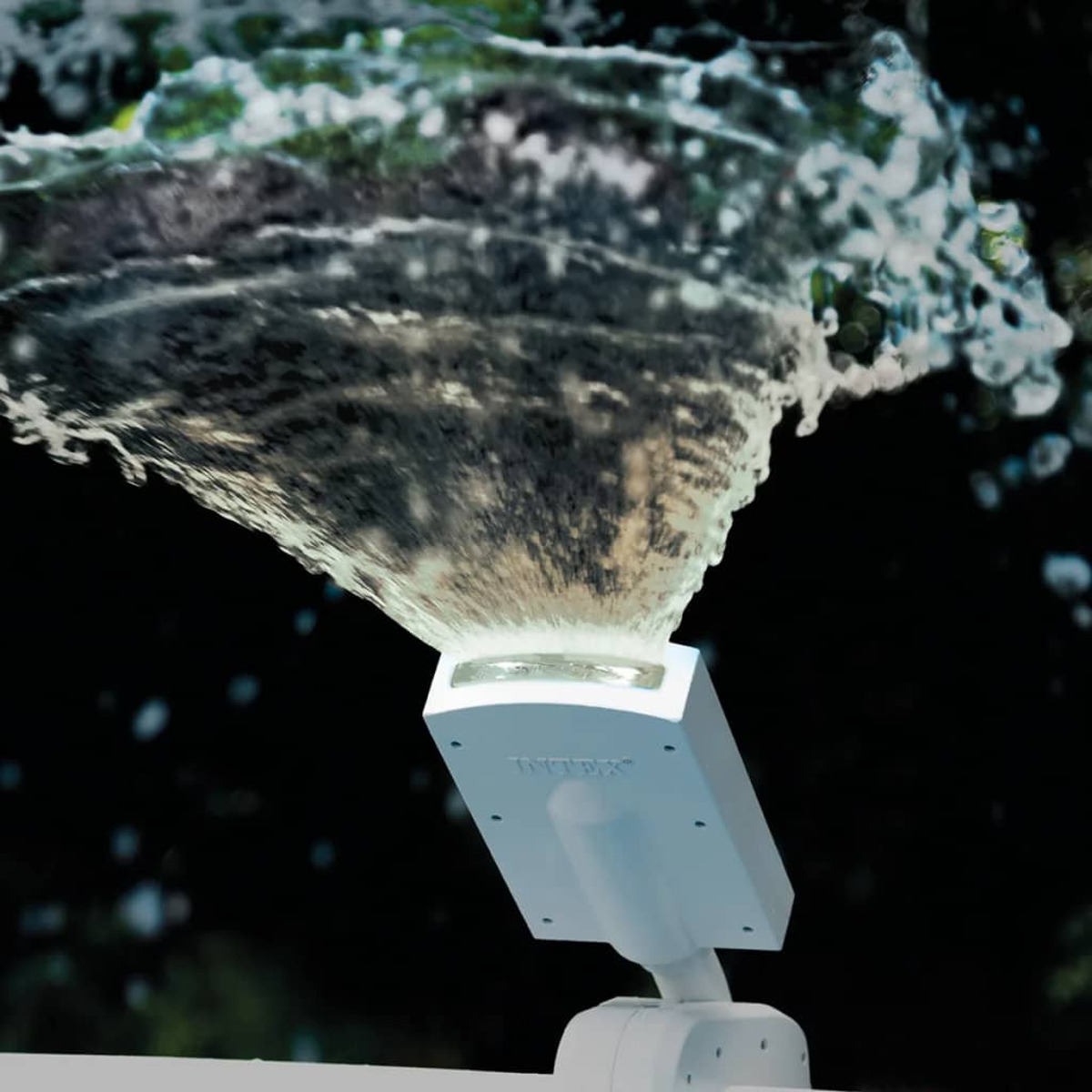 Biały reflektor basenowy z strumieniem wody płynącym w dół.