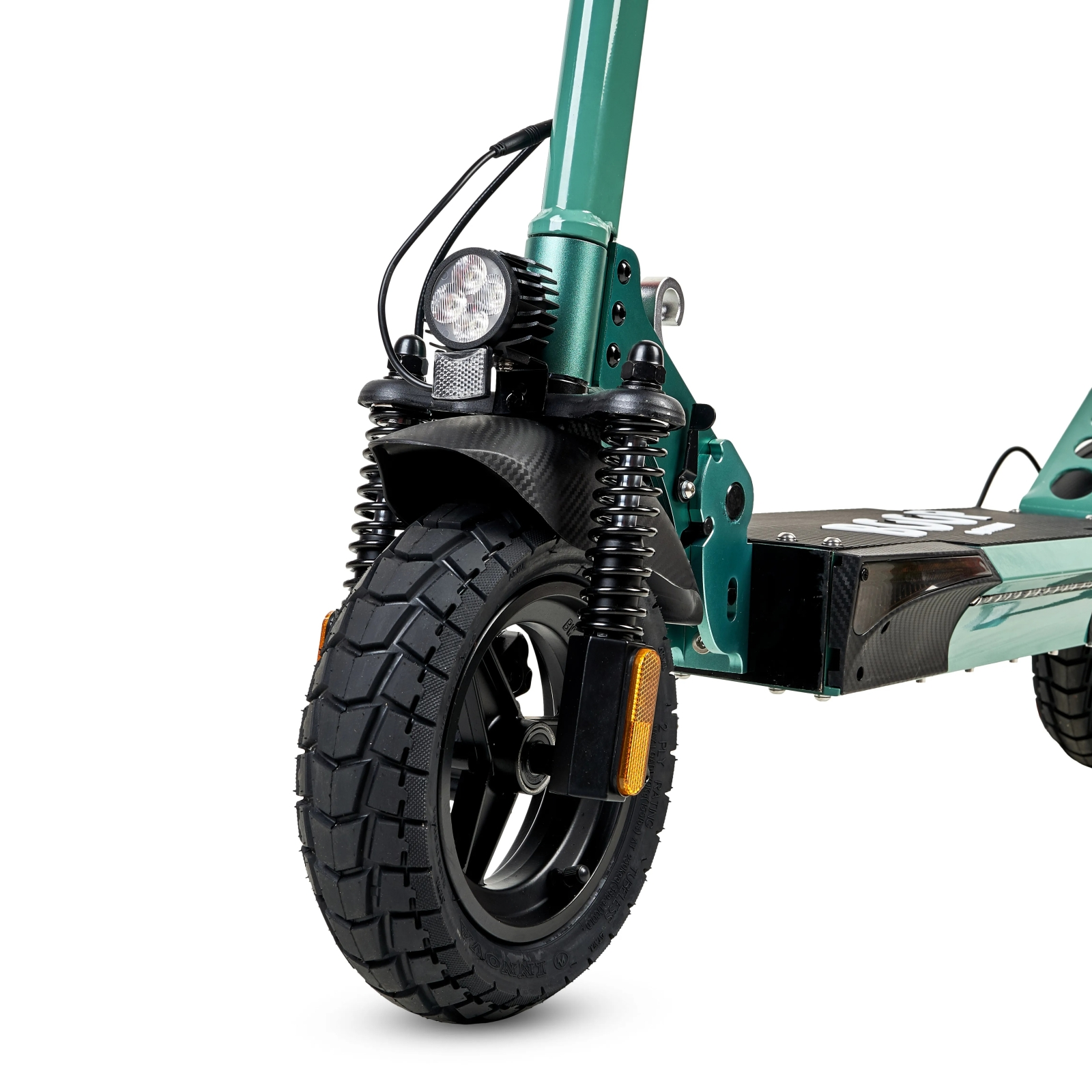 Patinete eléctrico verde: rueda delantera, suspensión, faro y plataforma.