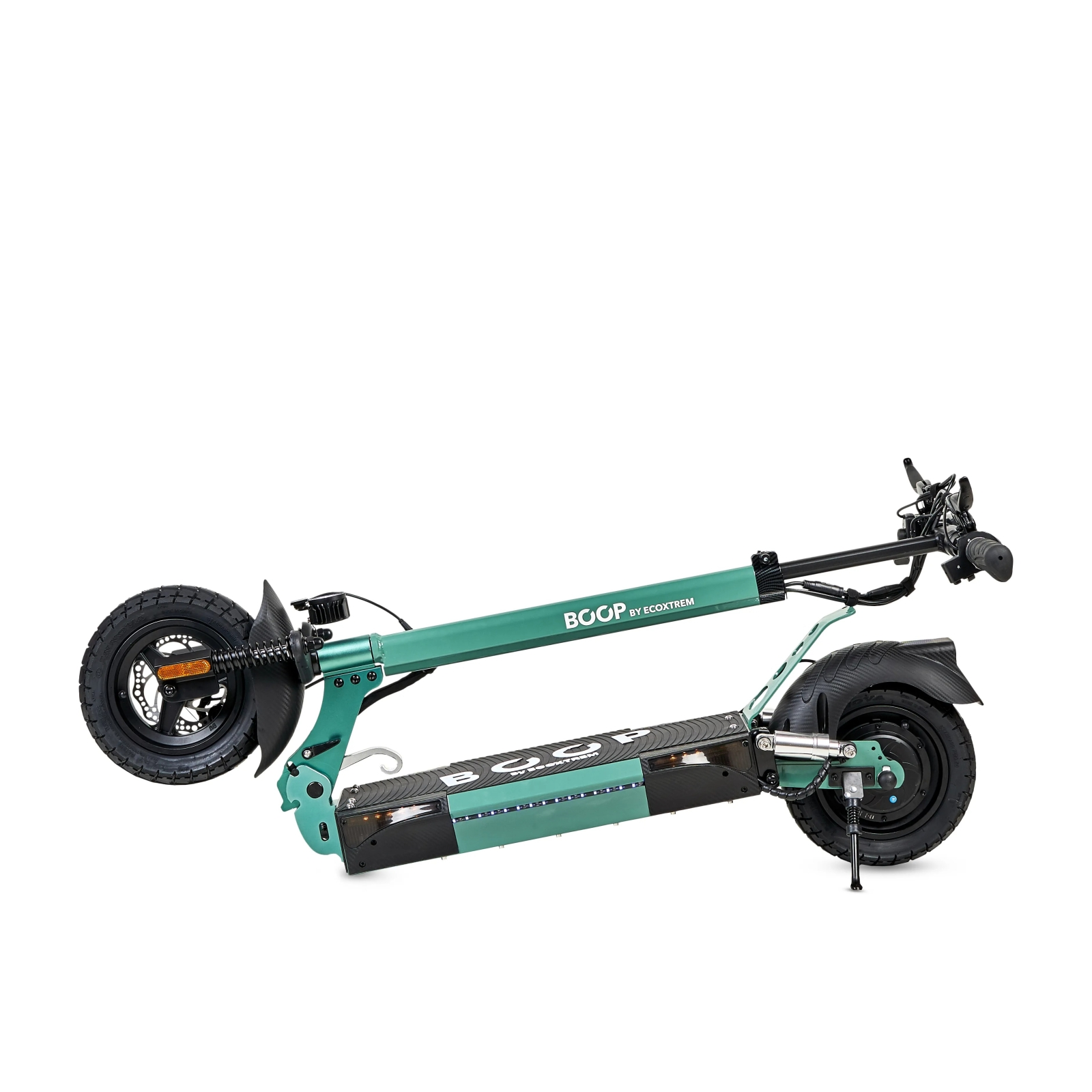 Un patinete eléctrico verde yace de lado sobre fondo blanco. Con manillar negro.