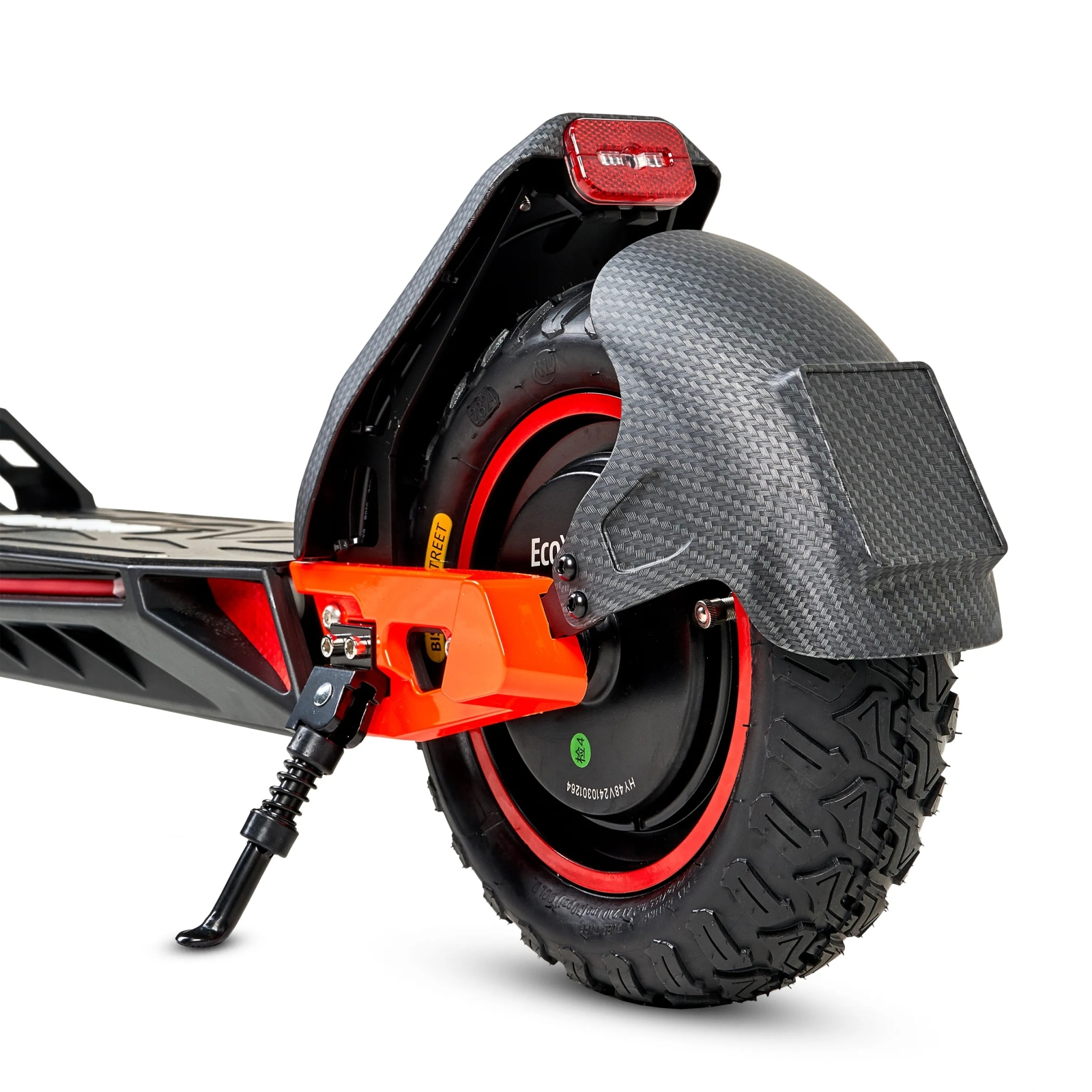 Rueda trasera de patinete eléctrico negro con llanta roja, caballete y guardabarros de carbono.
