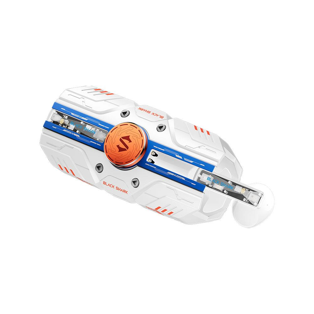 Un dispositivo da gioco bianco e blu con ventola arancione e logo Black Shark.