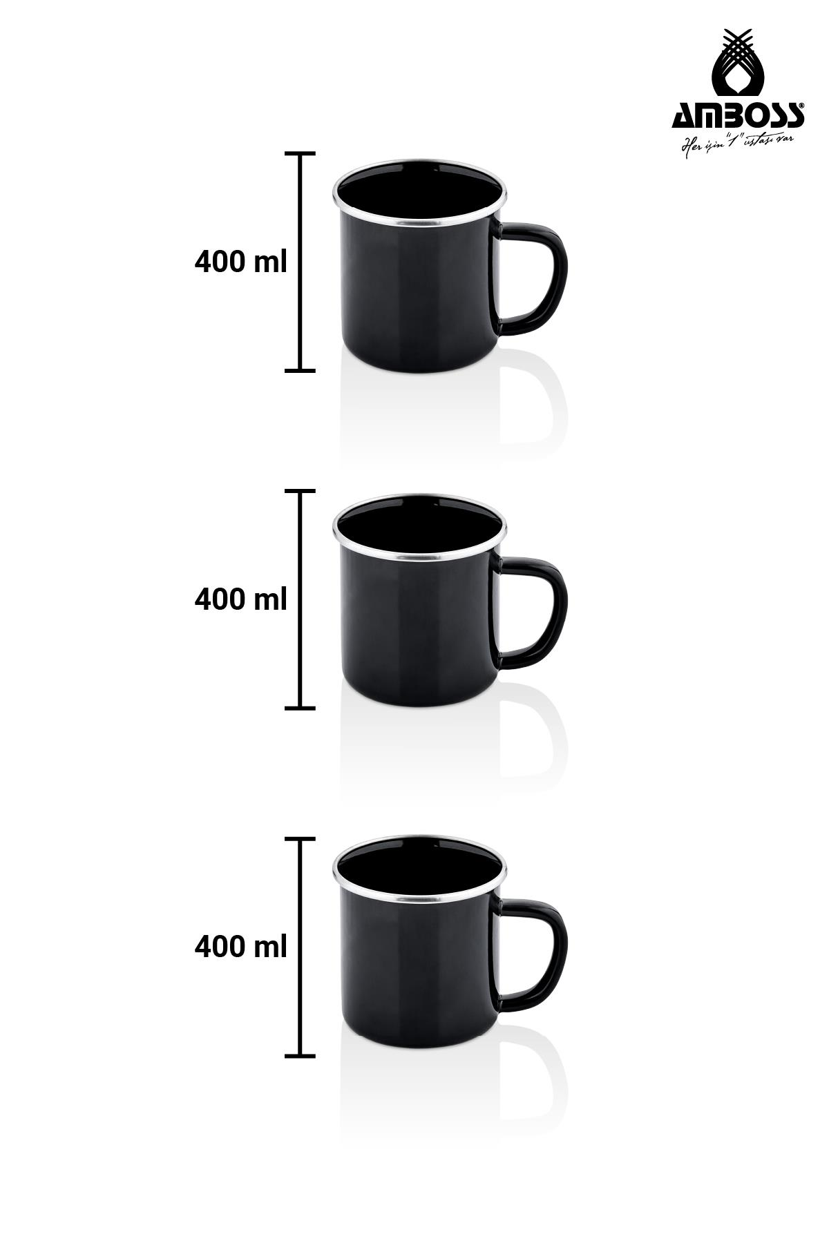 Kulplu ve gümüş kenarlı üç siyah emaye kupa, 400 ml kapasiteli.