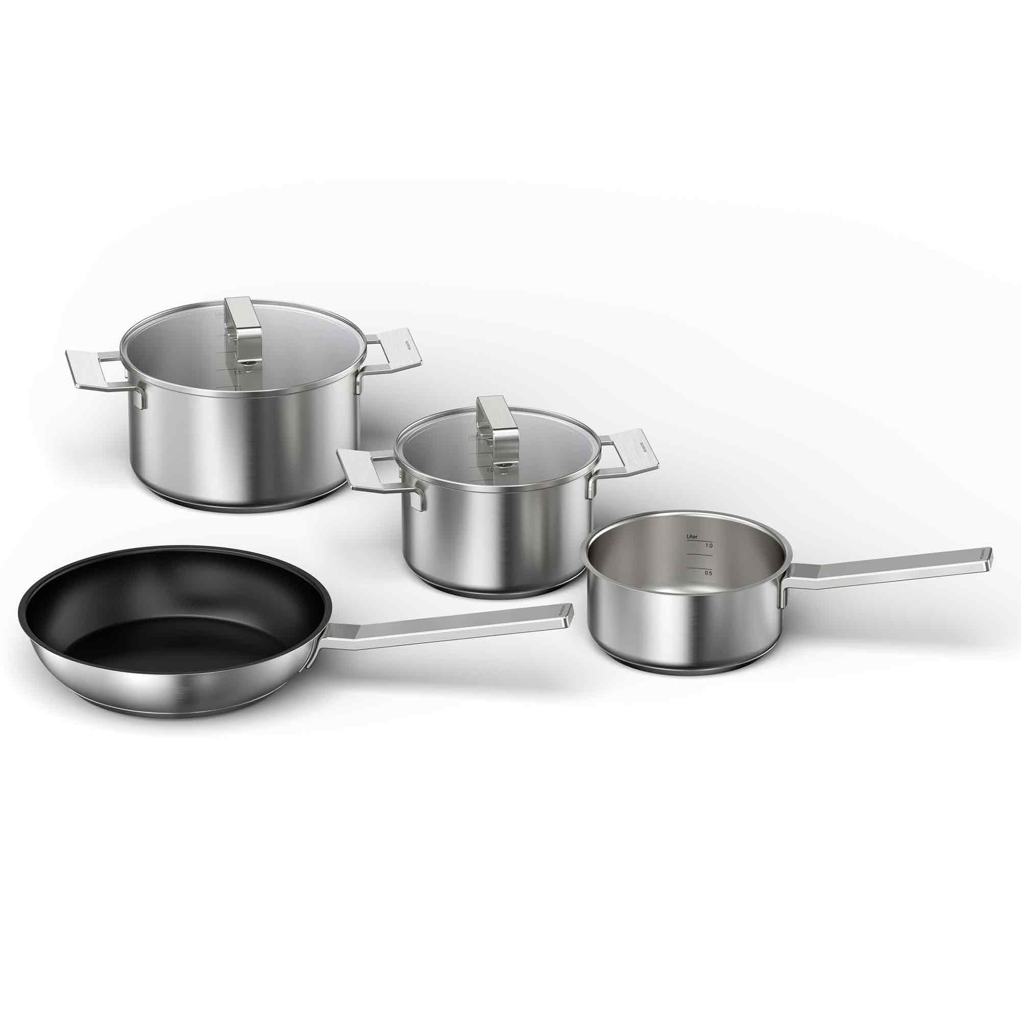 Ein Bratpfanne und drei Kochtöpfe aus Edelstahl mit Glasdeckeln und Griffen.