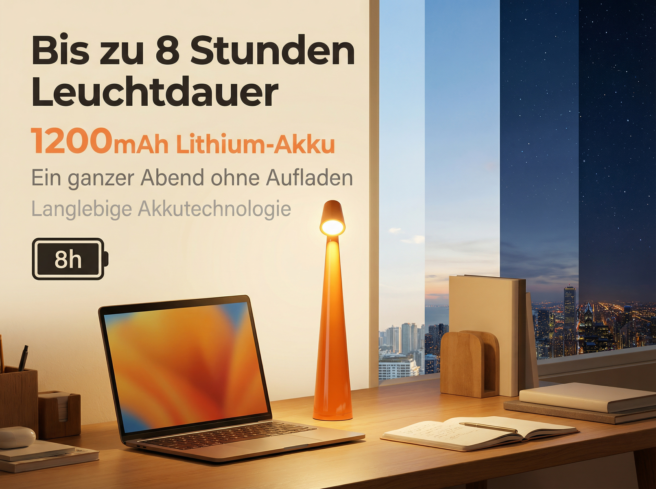 Schreibtisch mit Laptop, orangefarbener Lampe und Stadtblick bei Nacht.