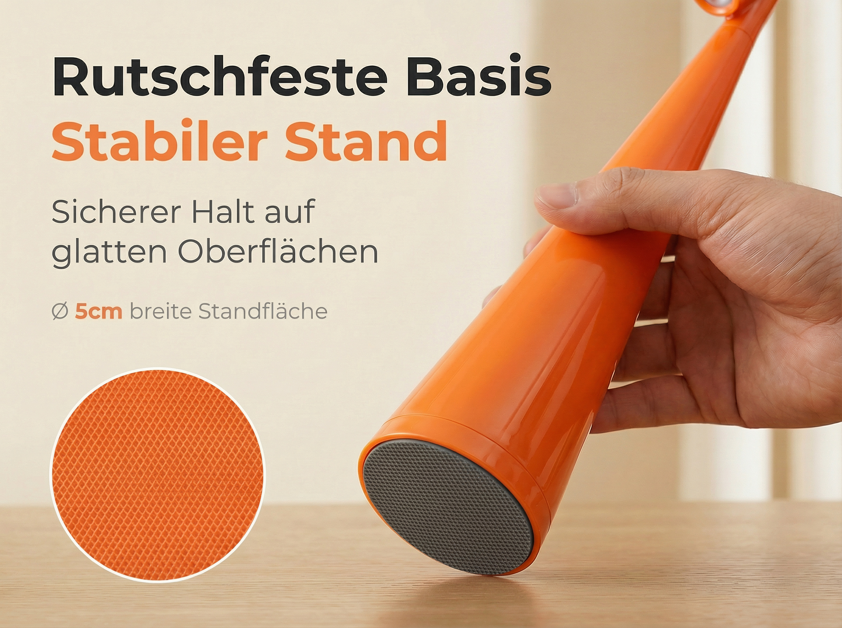 Orangefarbener Gegenstand mit rutschfester Basis, gehalten von einer Hand.