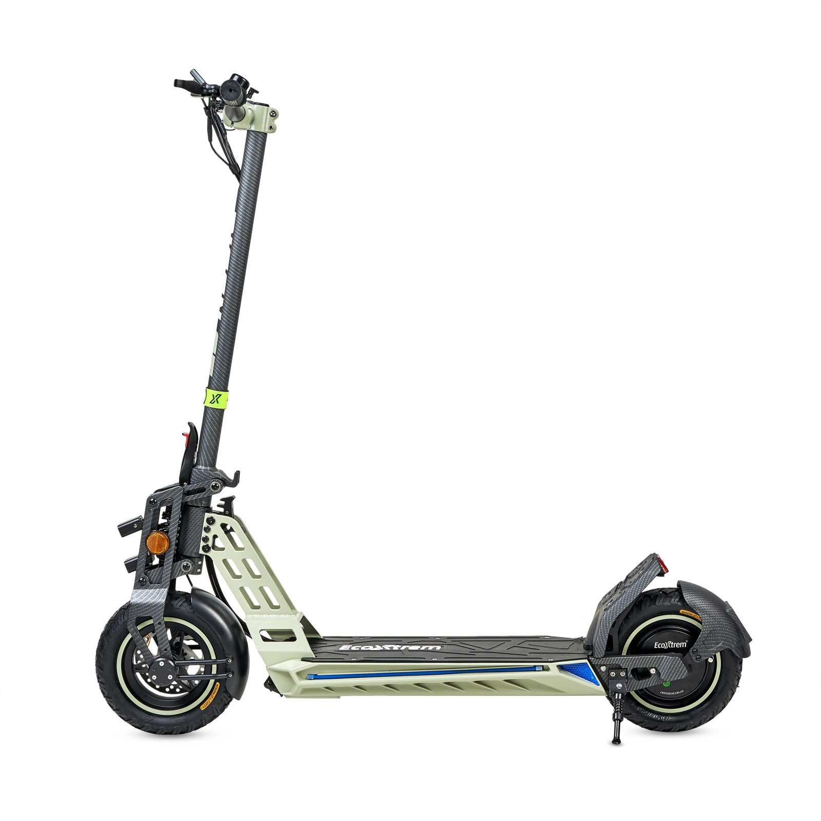 Un patinete eléctrico verde claro con detalles de fibra de carbono, sobre fondo blanco.