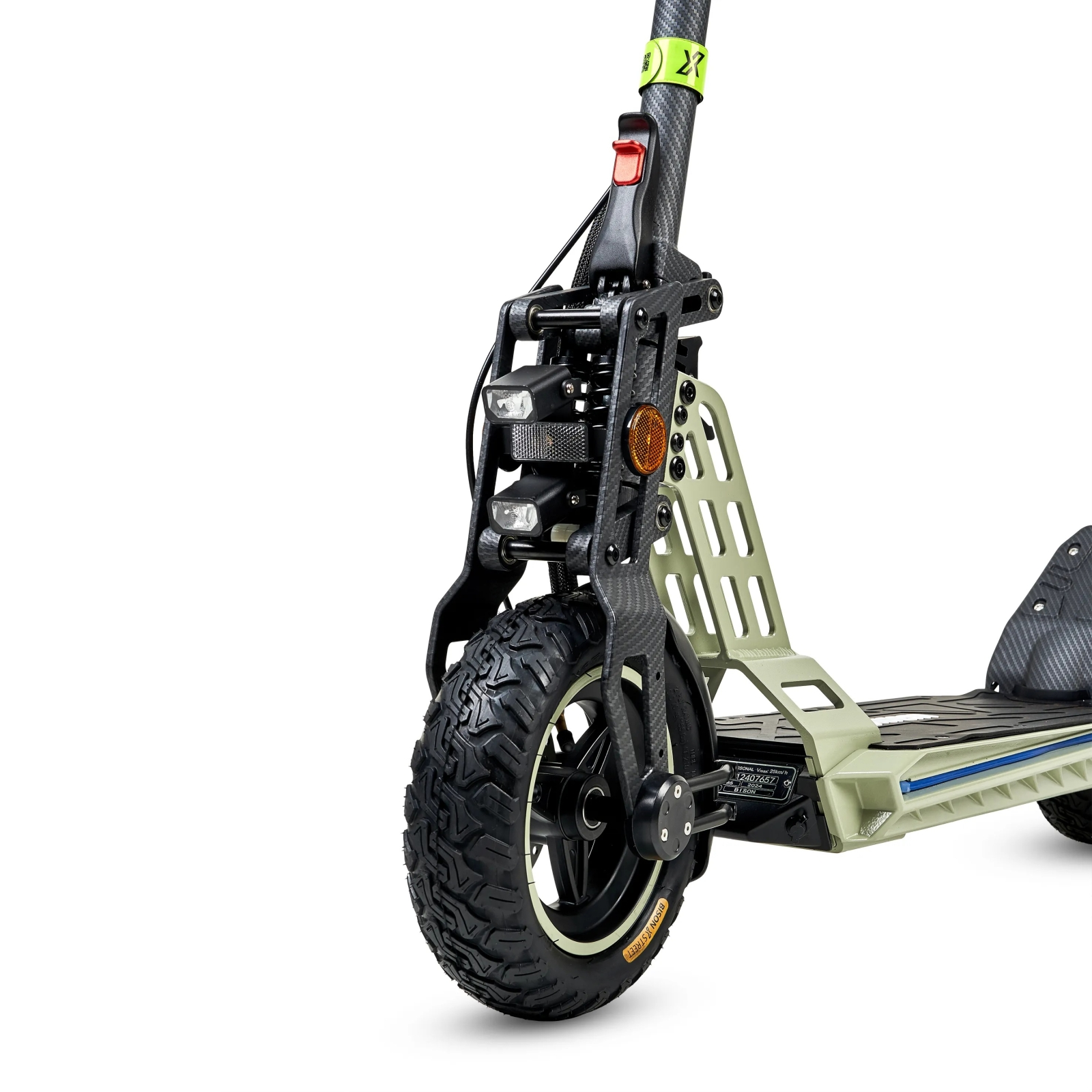 Un patinete eléctrico con neumático de tacos, doble faro y manillar de carbono.