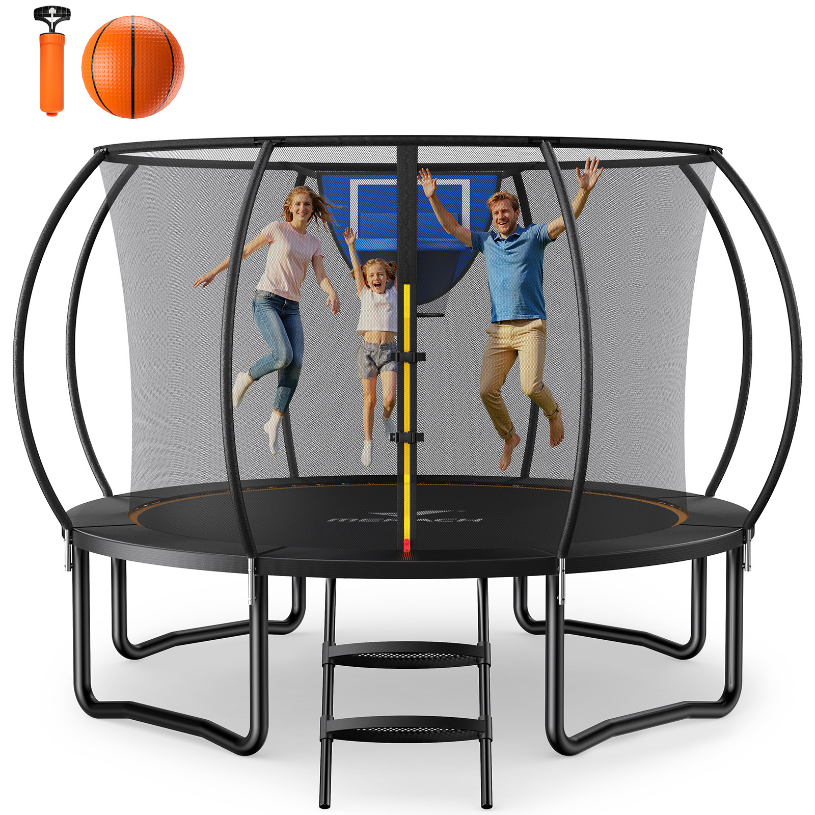 Eine Familie springt auf einem Trampolin, daneben ein Ball und eine Pumpe.