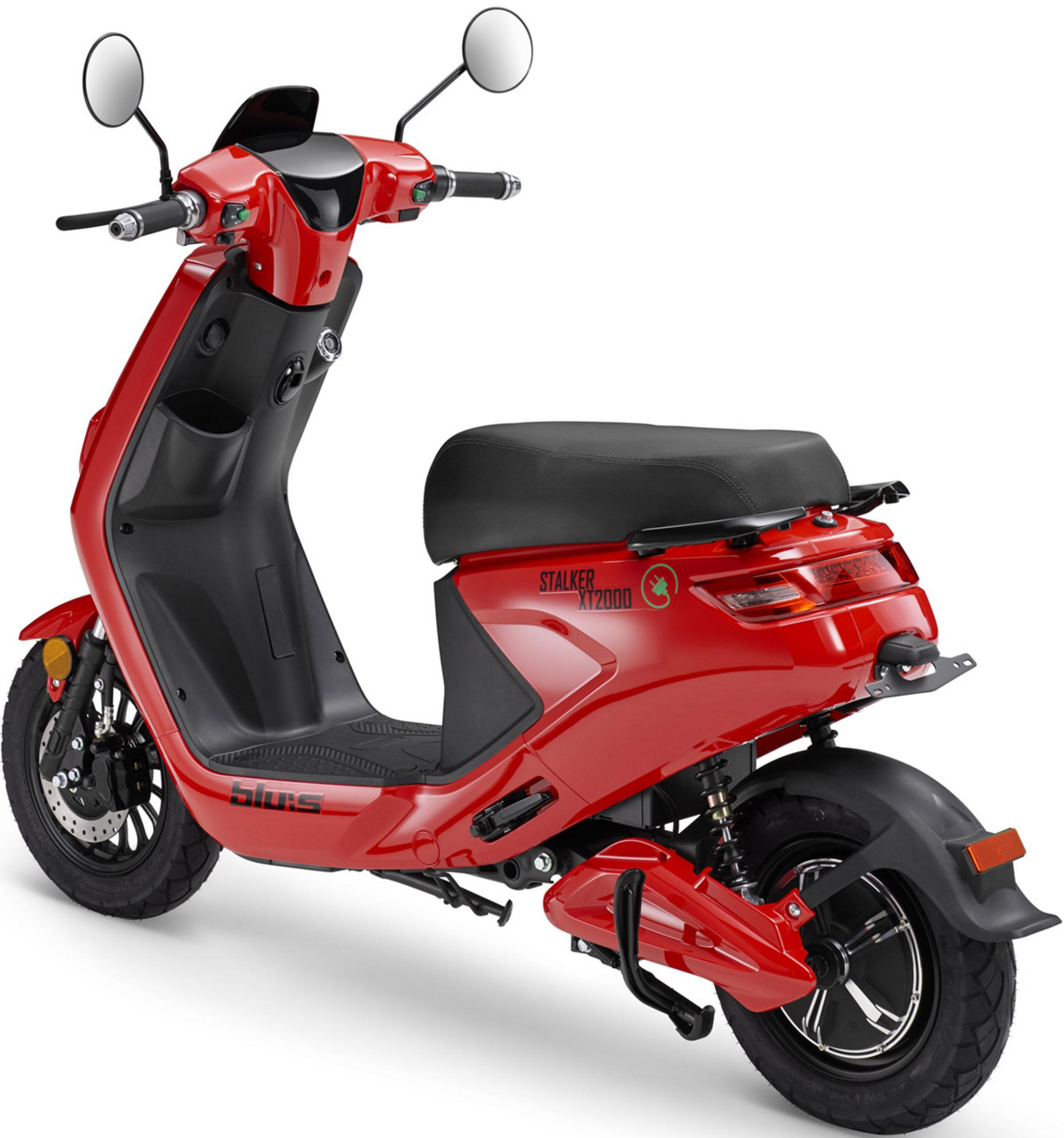 Un scooter électrique rouge avec un siège noir, sur fond blanc.