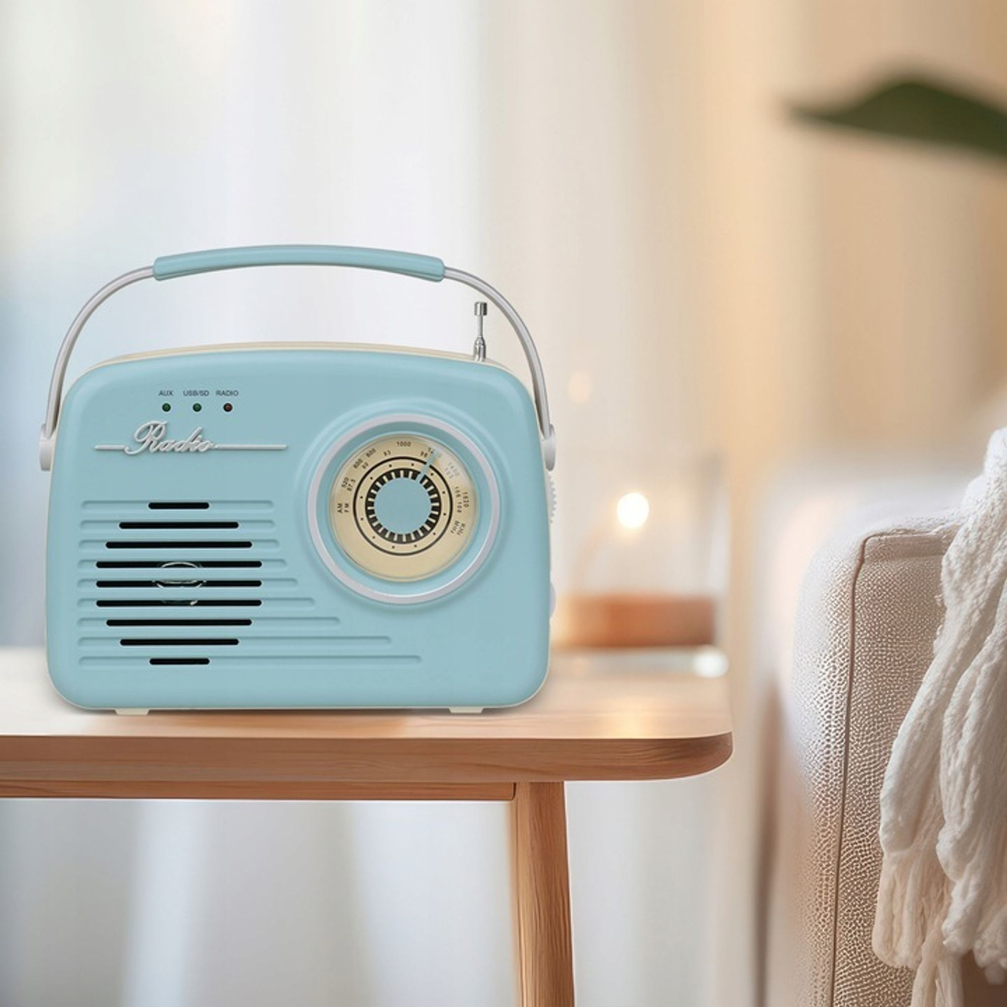 Jasnoniebieskie radio retro stoi na drewnianym stole. Biały koc jest narzucony na sofę.