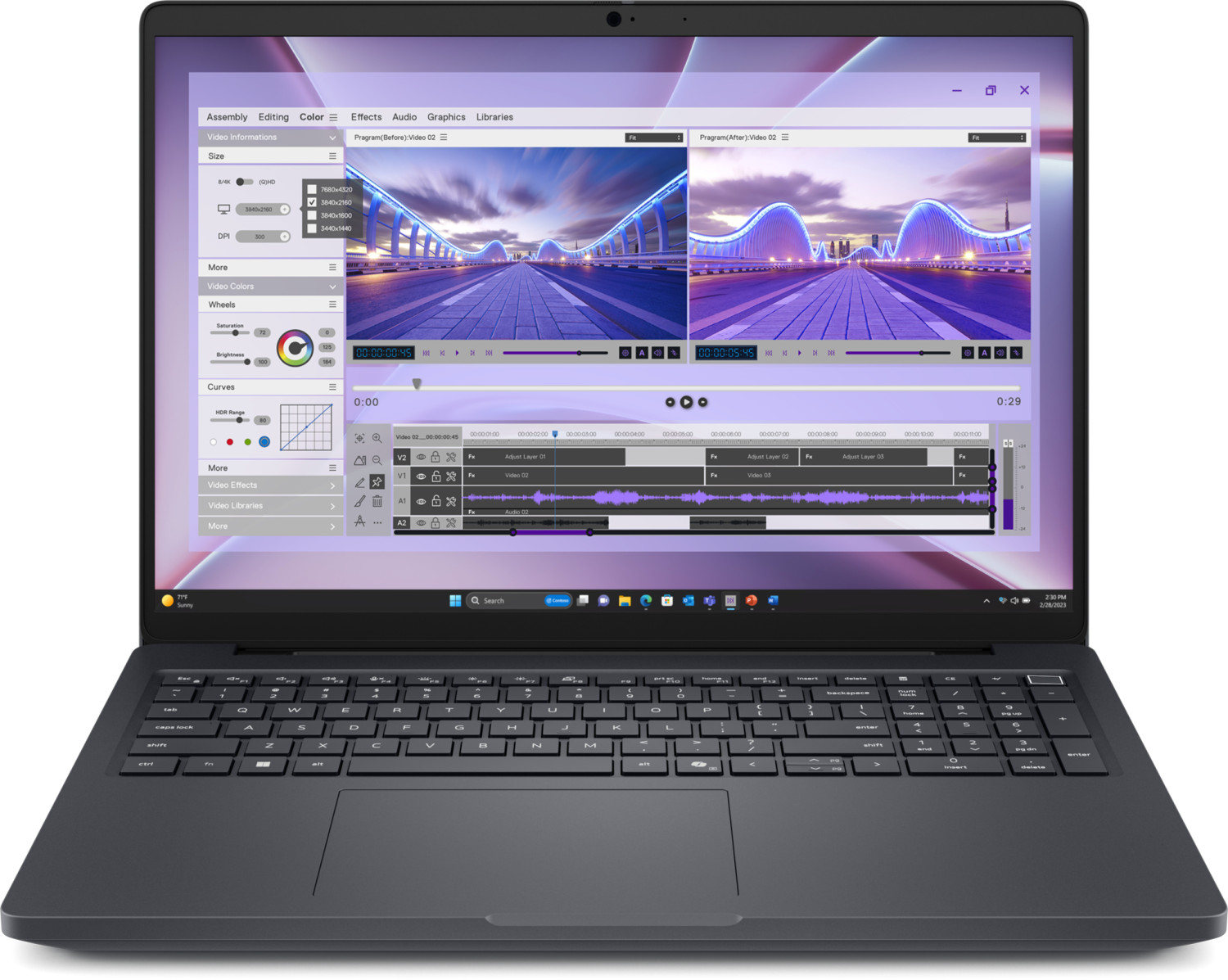 Un laptop mostra un software di editing video con una timeline e due anteprime video.