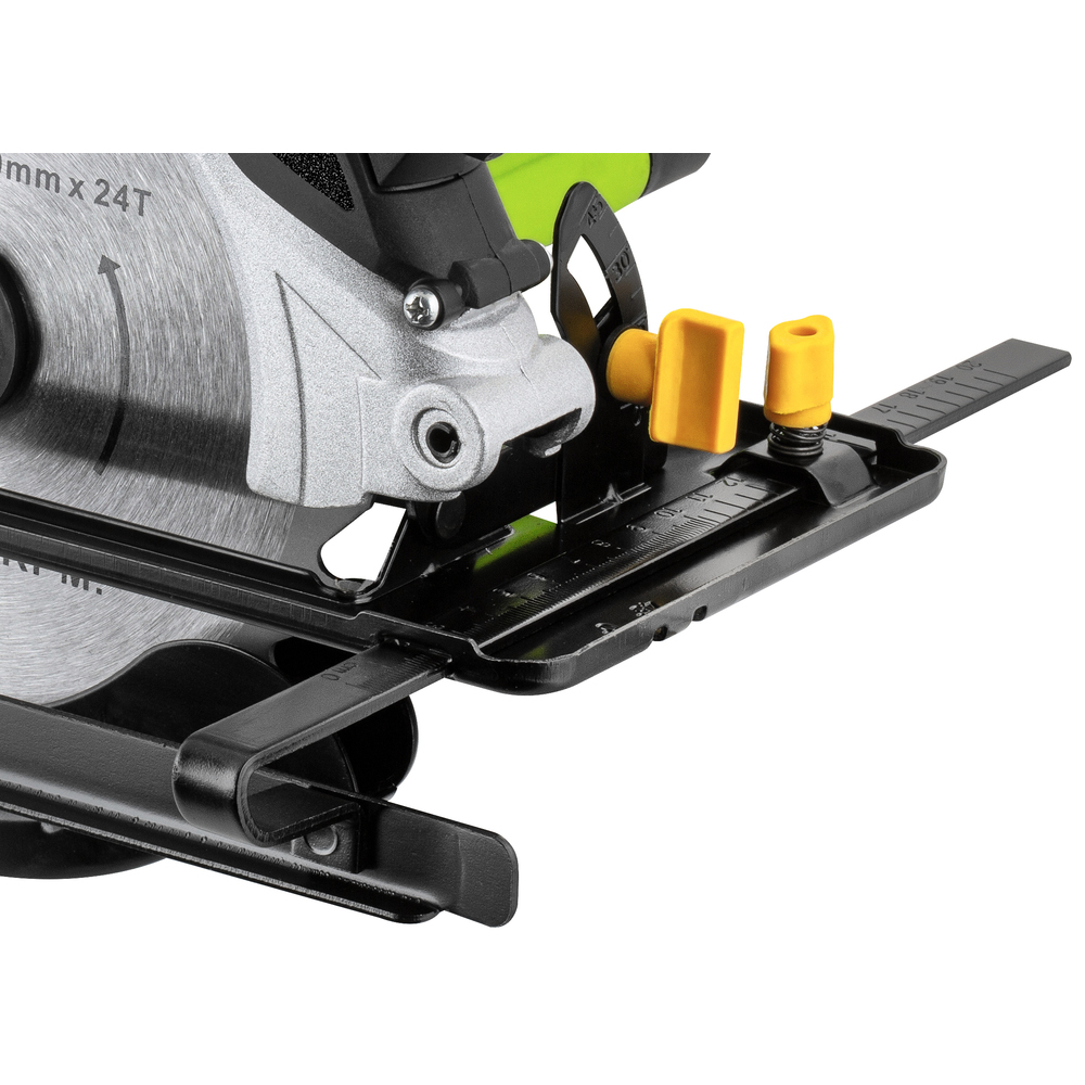 Zbliżenie piły tarczowej ze srebrną tarczą i zielonym uchwytem. Posiada żółte regulatory.