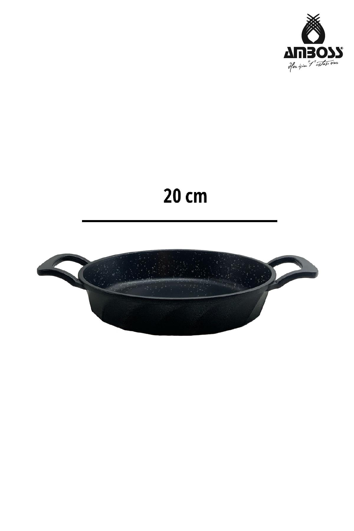 İki kulplu, 20 cm çapında siyah bir tava.