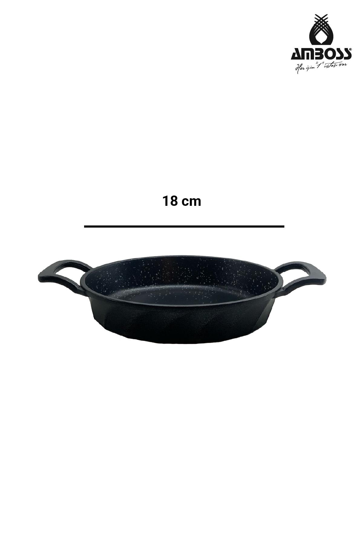 İki kulplu, 18 cm çapında siyah bir tava.