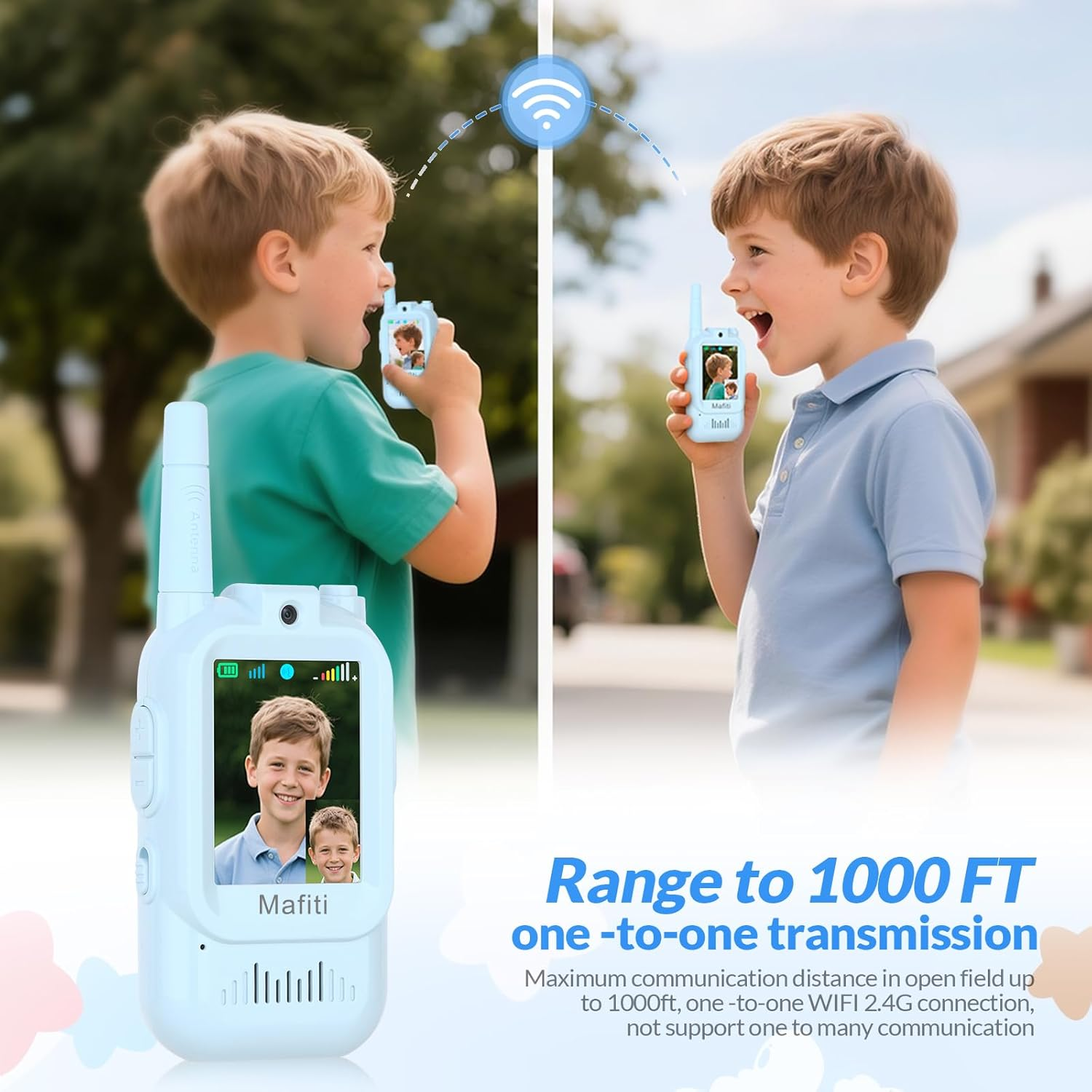 Zwei Jungen mit hellblauen Walkie-Talkies im Freien, die miteinander sprechen.