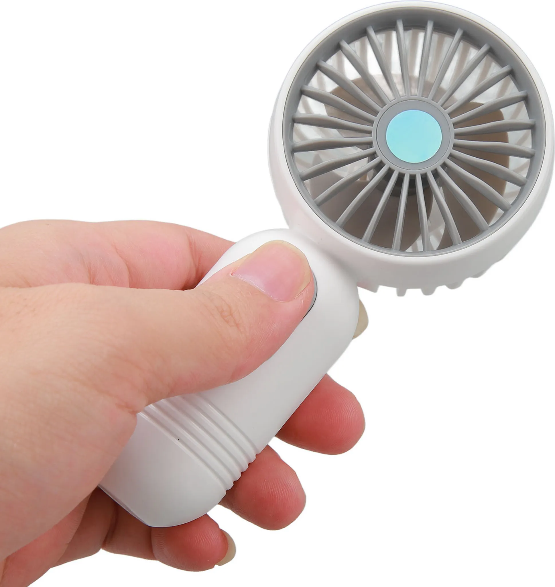 Eine Hand hält einen kleinen weißen Ventilator mit grauen Rotorblättern und blauem Zentrum.