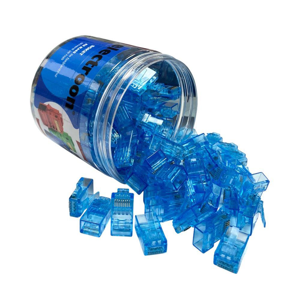 Mavi RJ45 konnektörlü bir kap, bazıları dökülüyor.