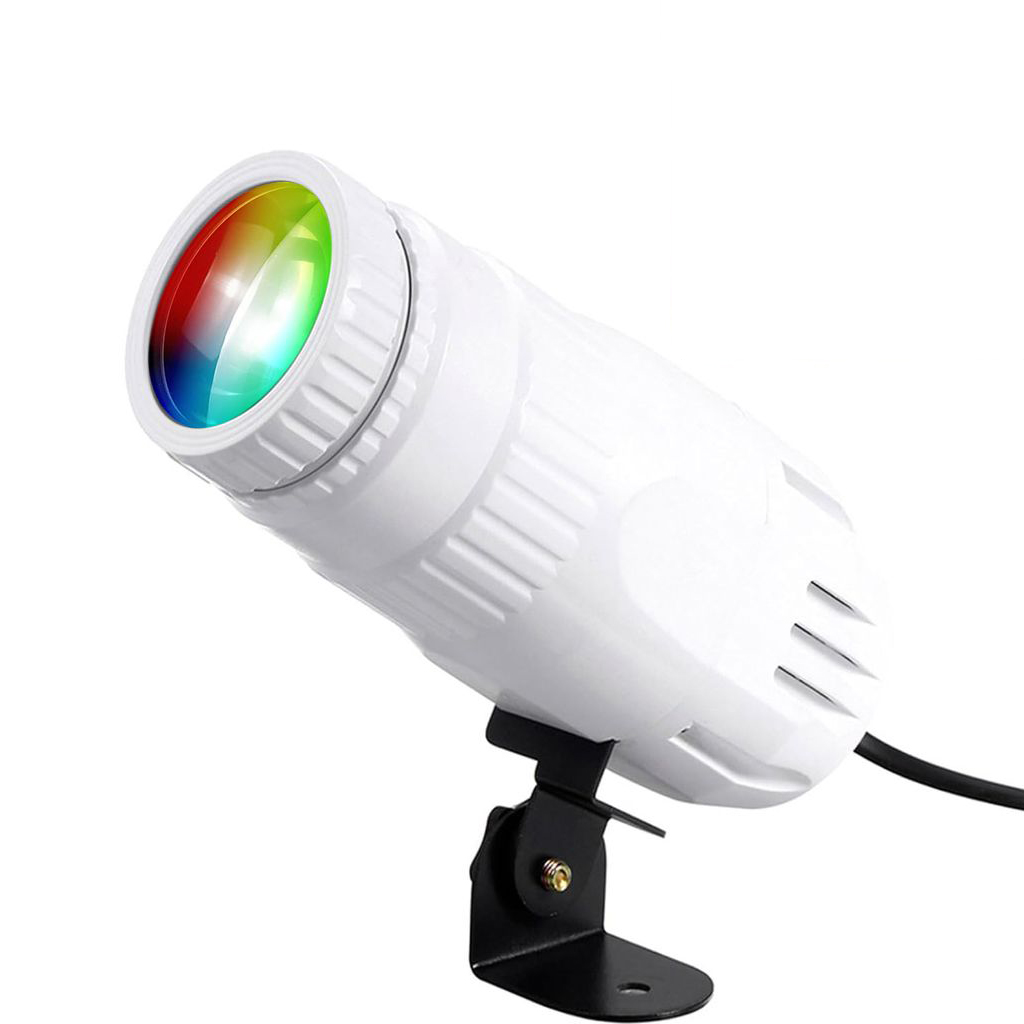 Ein weißer Projektor mit farbigen Lichtern auf weißem Hintergrund.