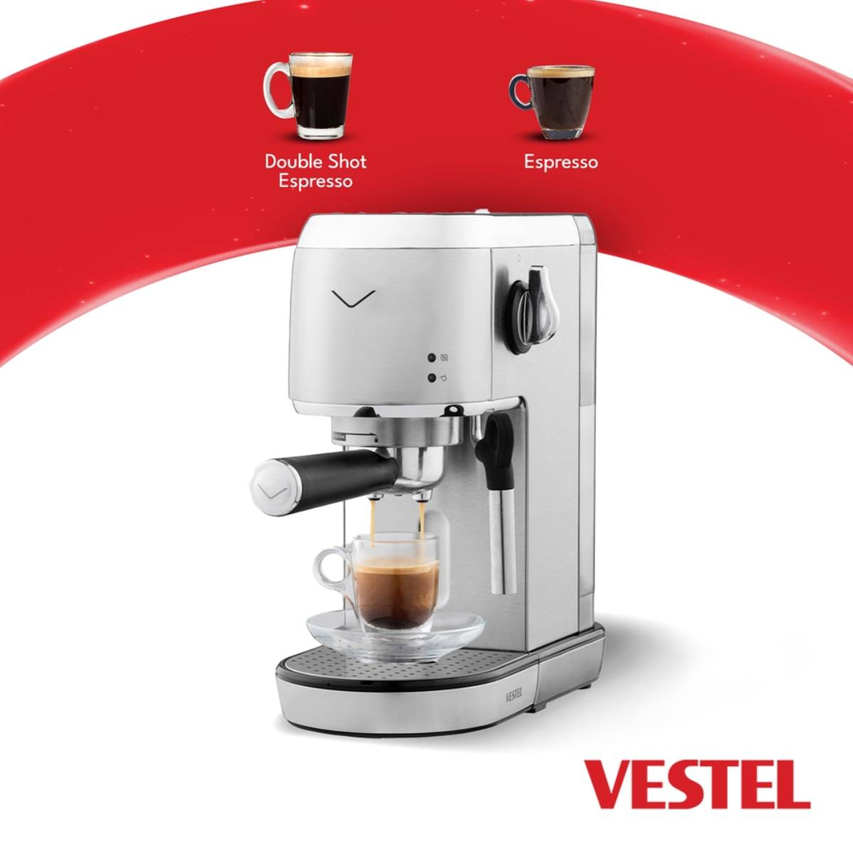 Gümüş renkli espresso makinesi, bir cam espresso fincanına kahve yapıyor. Üstte iki kahve fincanı gösteriliyor.