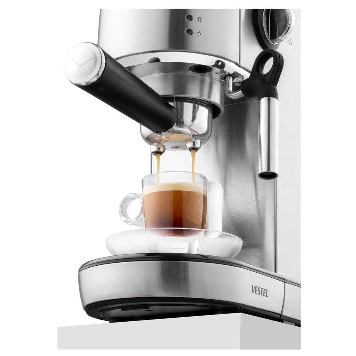Espresso makinesi fincana kahve yapıyor, çıkışın yakın çekimi.