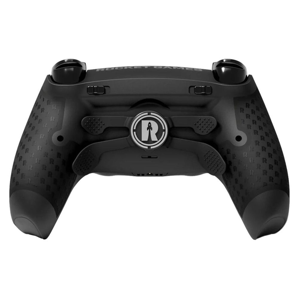 Un controller per videogiochi nero con impugnature testurizzate e logo R.