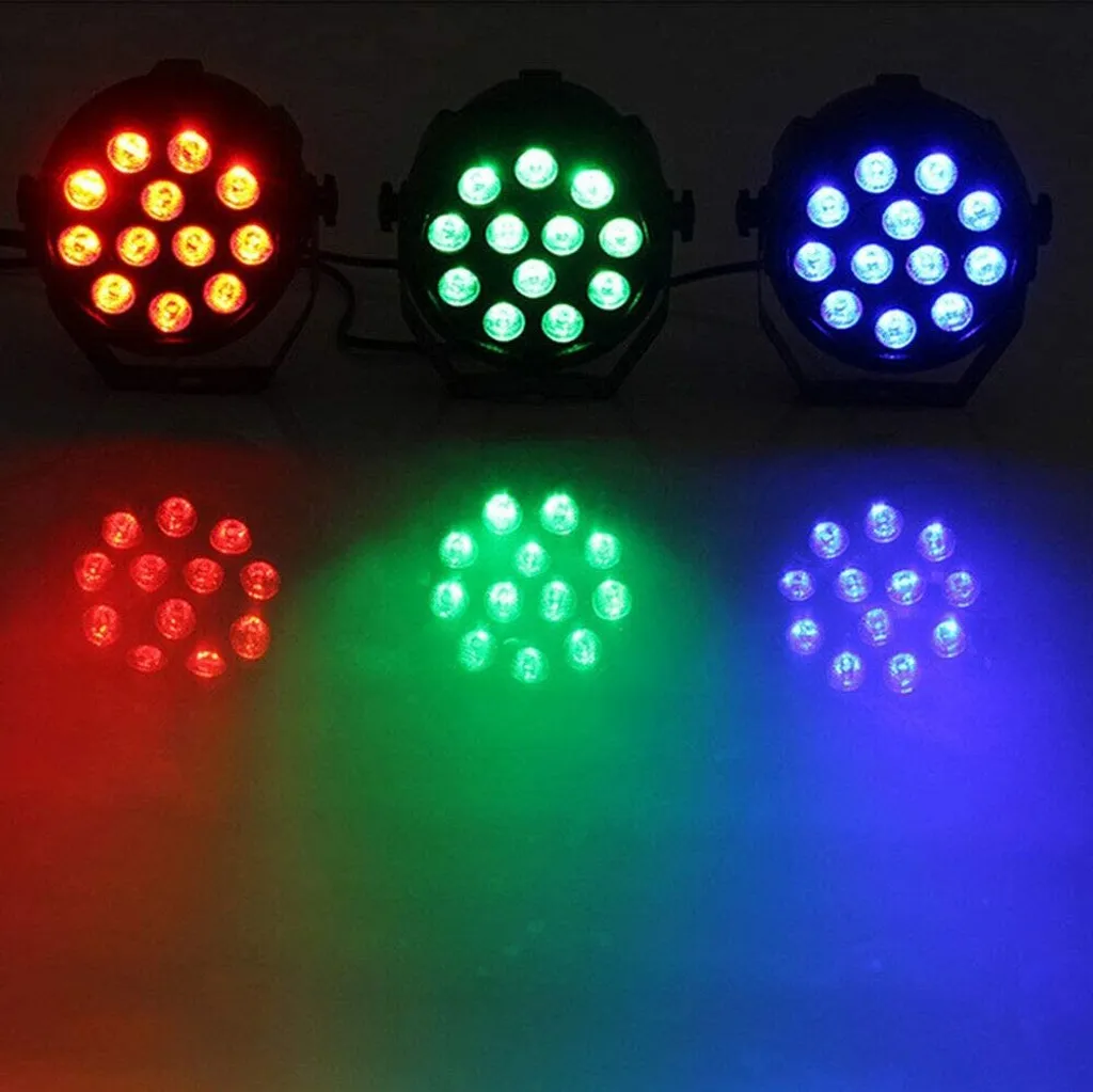Drei Bühnenlichter, rot, grün und blau, beleuchten die Dunkelheit mit bunten Strahlen.